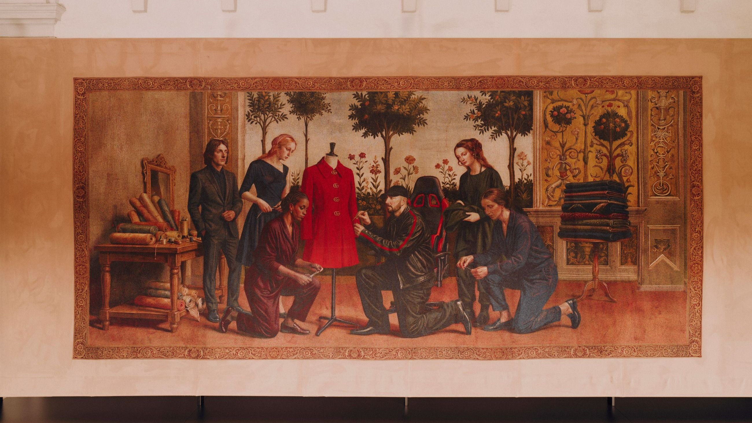 Demna in atelier sull’ultimo arazzo di Gucci Memoria - Courtesy Press Office