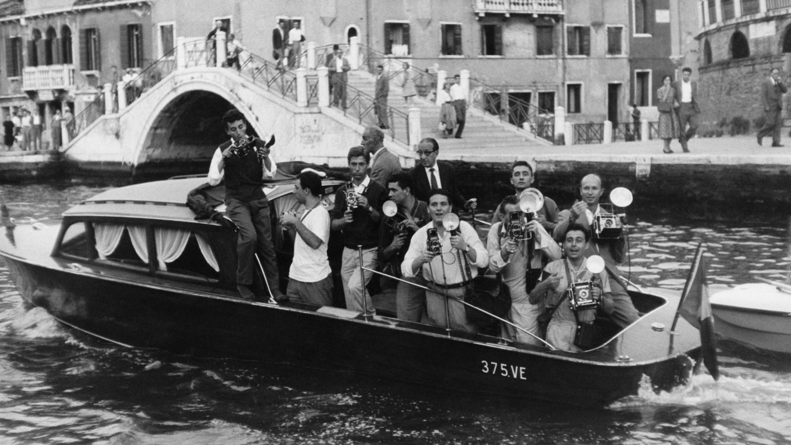 Paparazzi in barca, 1958 - Credits Getty Images 