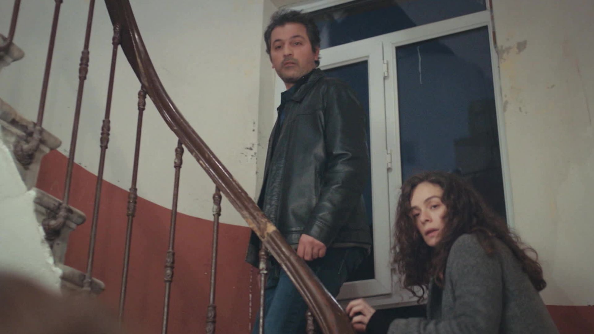 Feyyaz Duman (Arif) e Bahar (Ozge Ozpirincci) in una scena de La forza di una donna 3