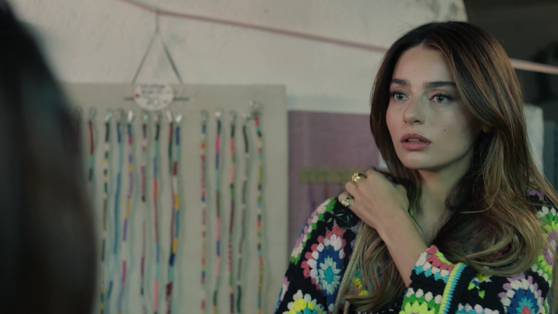 Haziran (Ayça Ayşin Turan) in una scena di Be My Sunshine