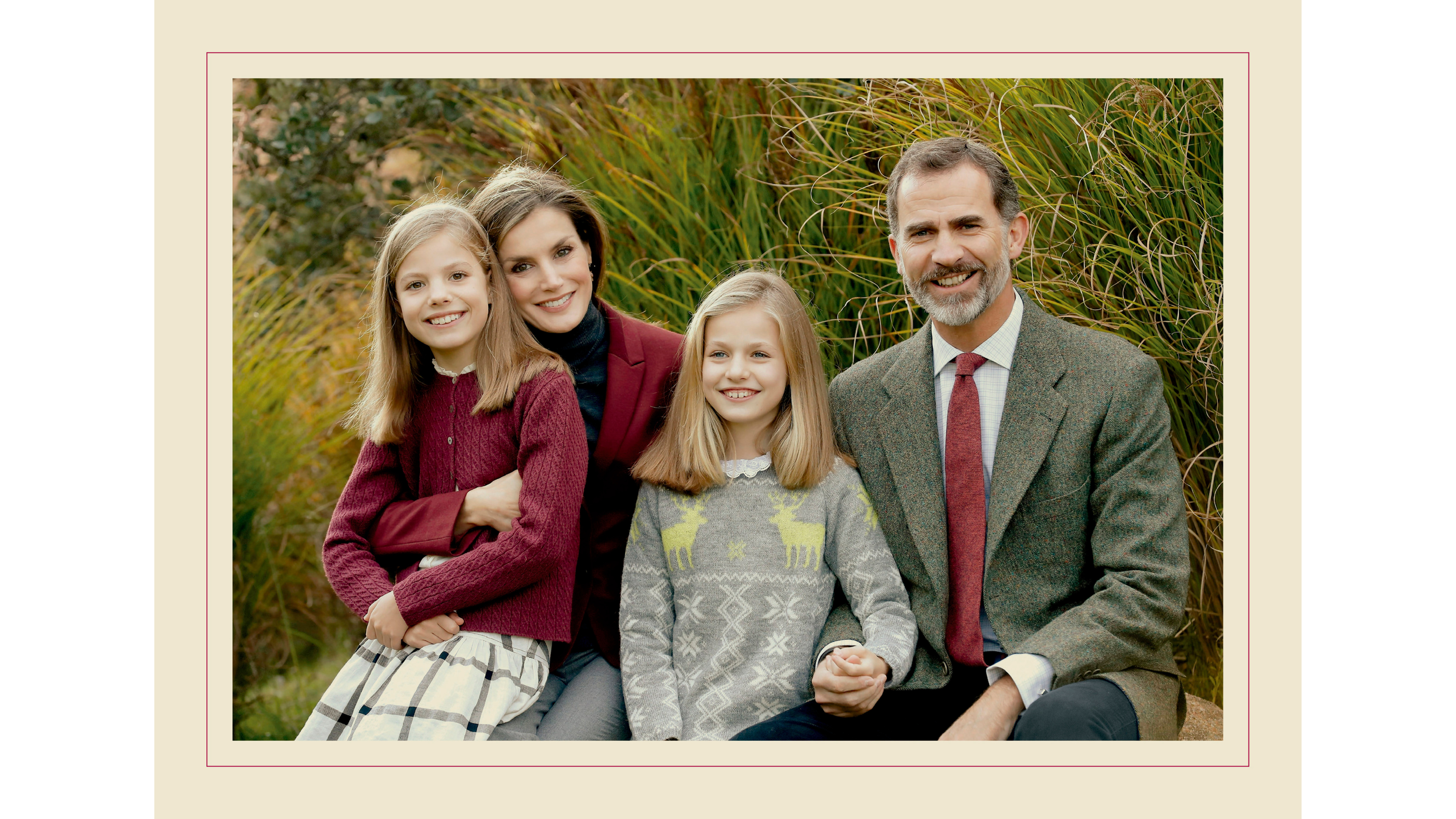 Una foto diffusa nel 2016 dalla famiglia Reale spagnola che vede il Re Felipe con la Regina consorte Letizia e le figlie Leonor e Sofía - Credits: Getty Images