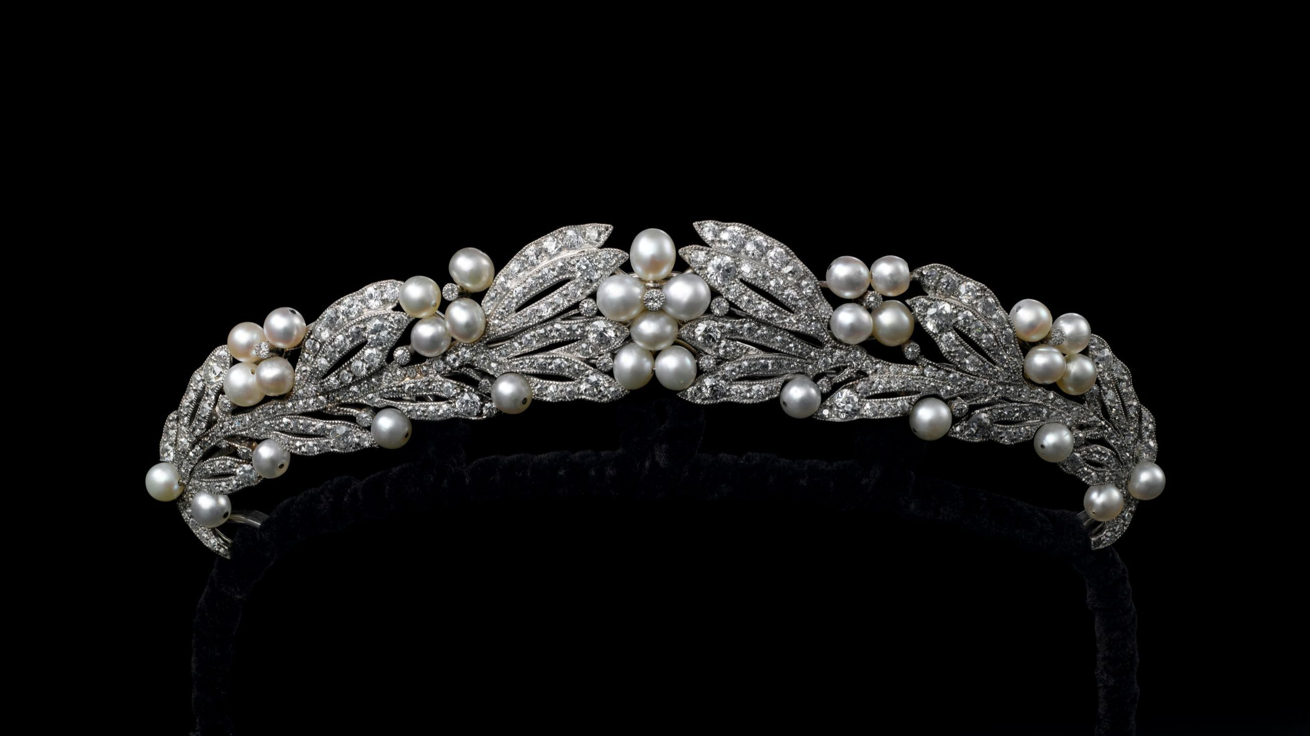 Diadema Cartier Paris, eseguito su ordinazione nel 1907 e realizzato in platino, diamanti e perle naturali per il matrimonio di Marie Bonaparte con il Principe Giorgio di Grecia e Danimarca svoltosi nello stesso anno; Provenienza: principessa Marie Bonaparte – Credits: Vincent Wulveryck, Collection Cartier, Cartier