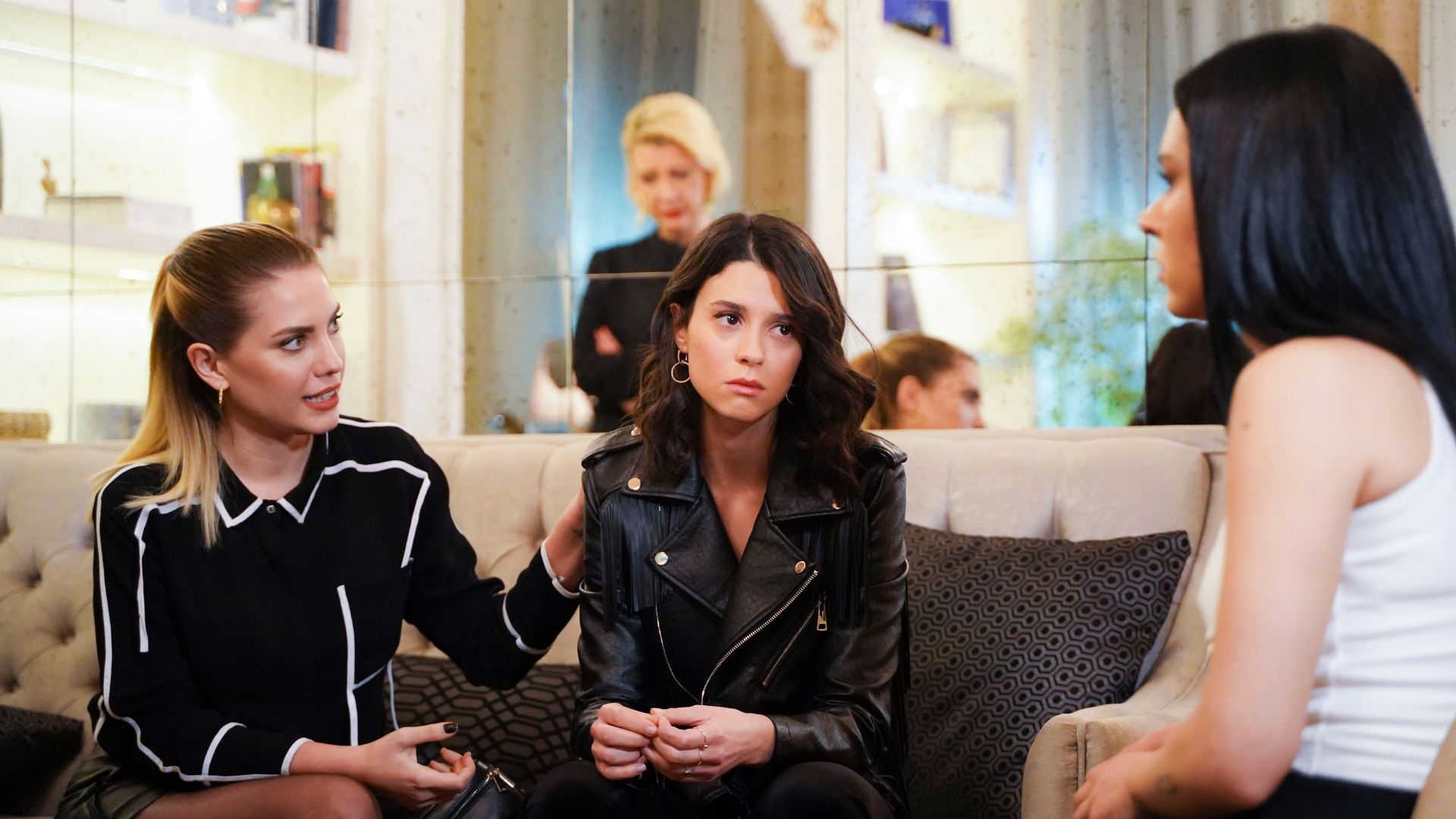 Safak Pekdemir (Zehra Argun), Eda Ece (Yildiz Argun) e Buce Buse Kahraman (Lila Argun) in una scena di Forbidden Fruit 3.