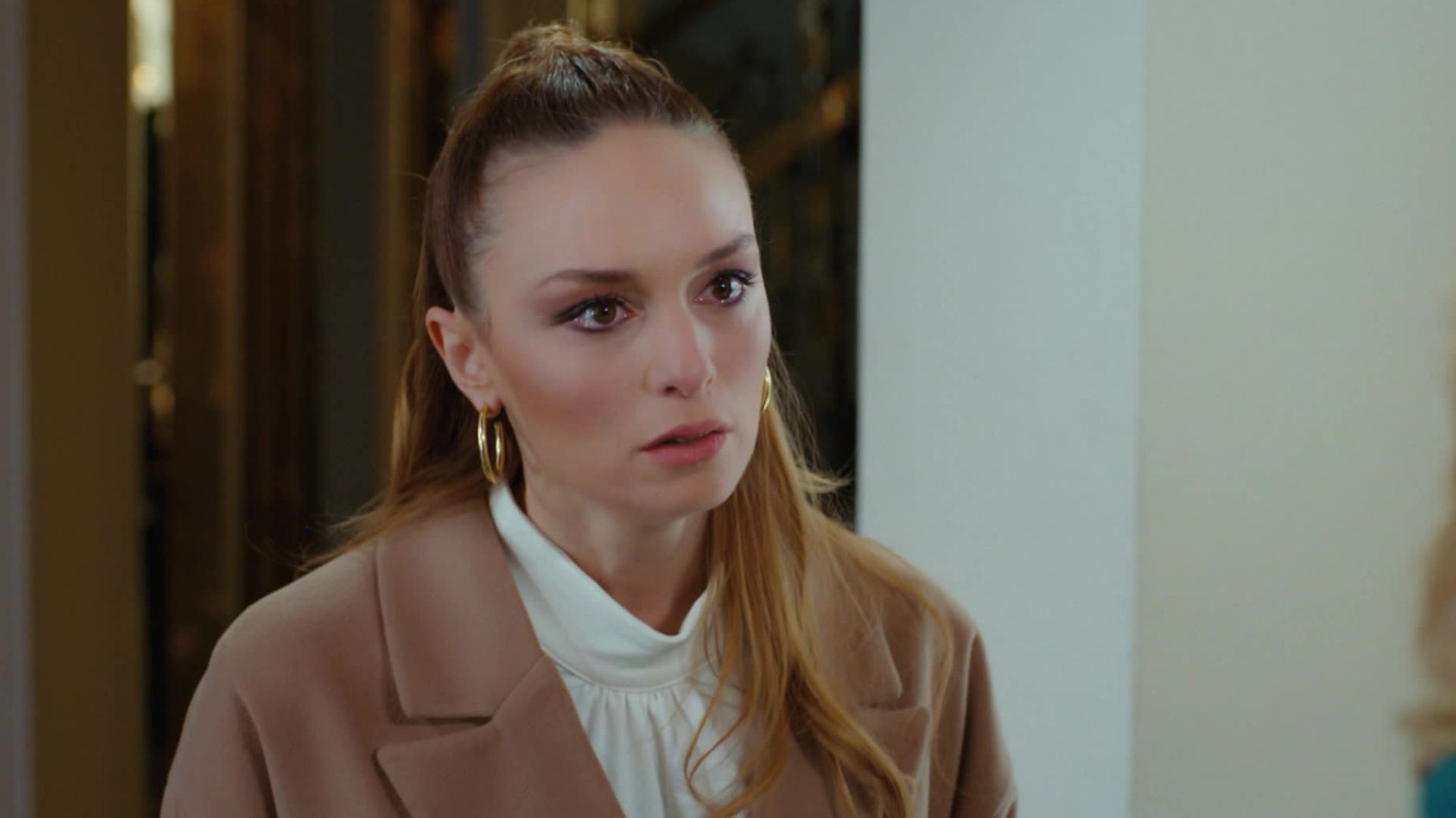 Nilperi Sahinkaya (Cansu) in una scena di Forbidden Fruit 4