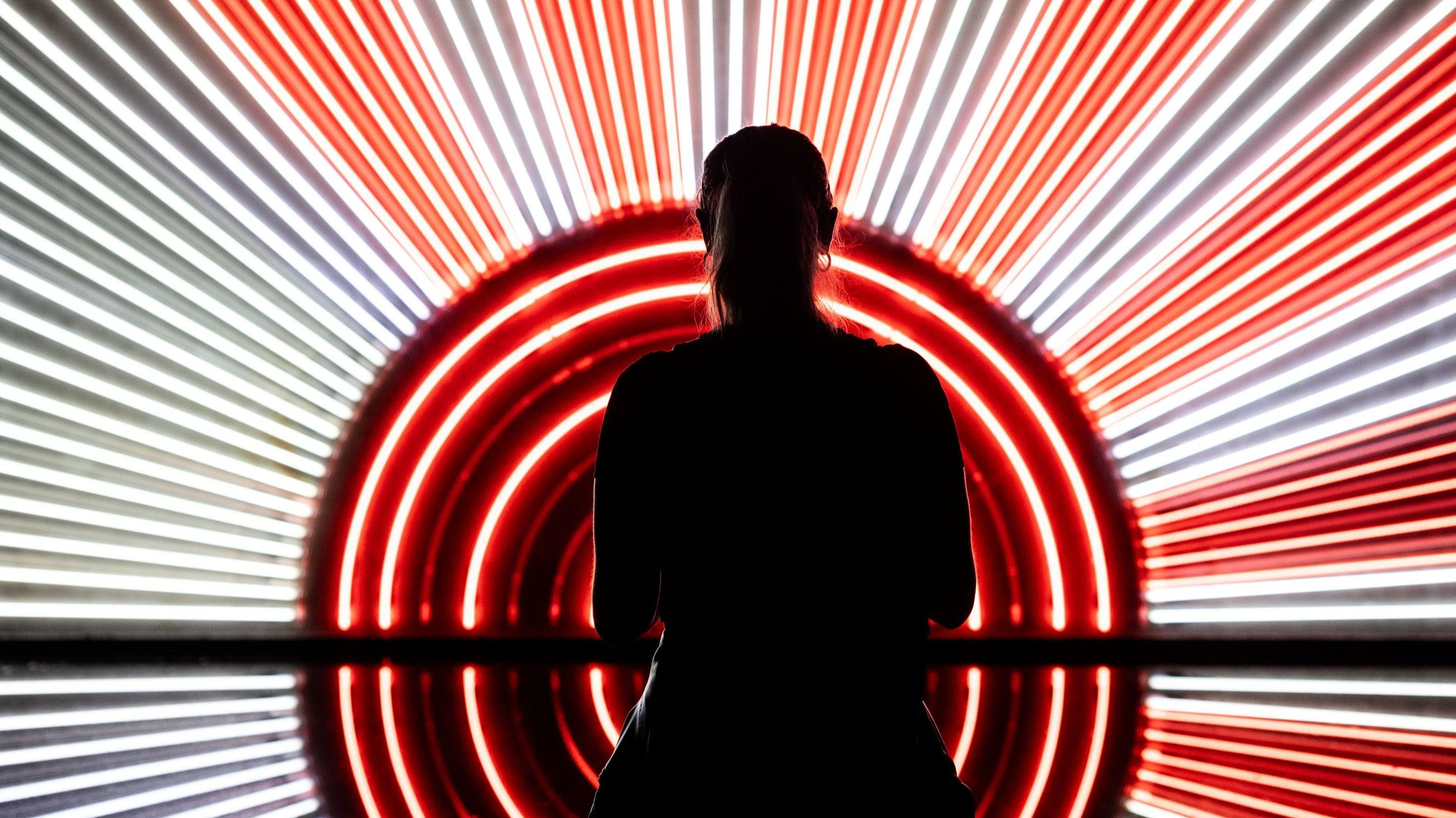 Una giovane donna si trova davanti all’installazione site-specific “Hinomaru Illumination 2025”, parte della mostra “ICARUS” dell’artista contemporaneo giapponese Yukinori Yanagi, al Pirelli HangarBicocca il 15 maggio 2025 a Milano, Italia - Credits: Getty Images