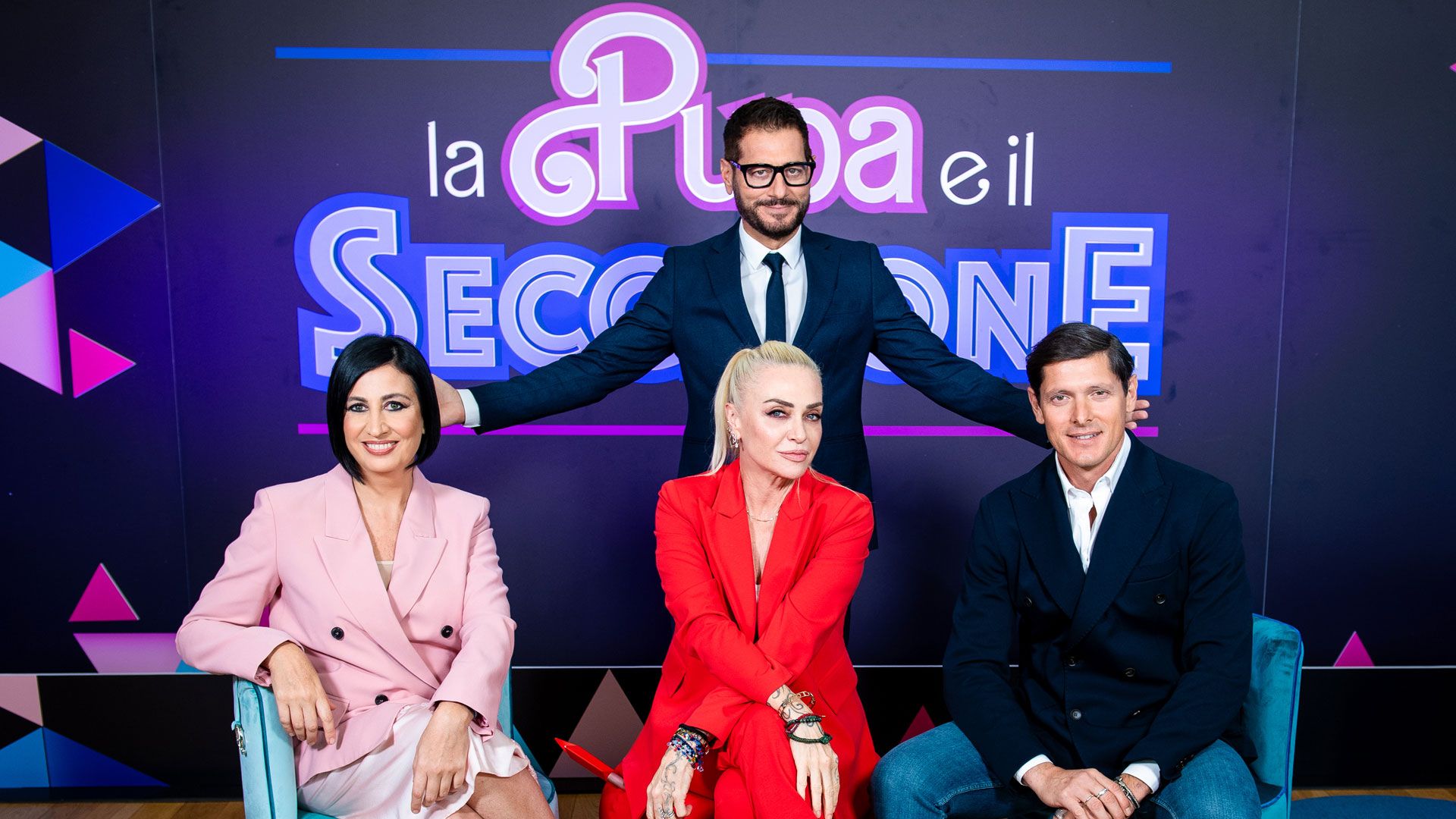 Il conduttore Enrico Papi con i membri della giuria de La Pupa e il Secchione 2024: Paola Barale, Candida Morvillo e Aldo Montano