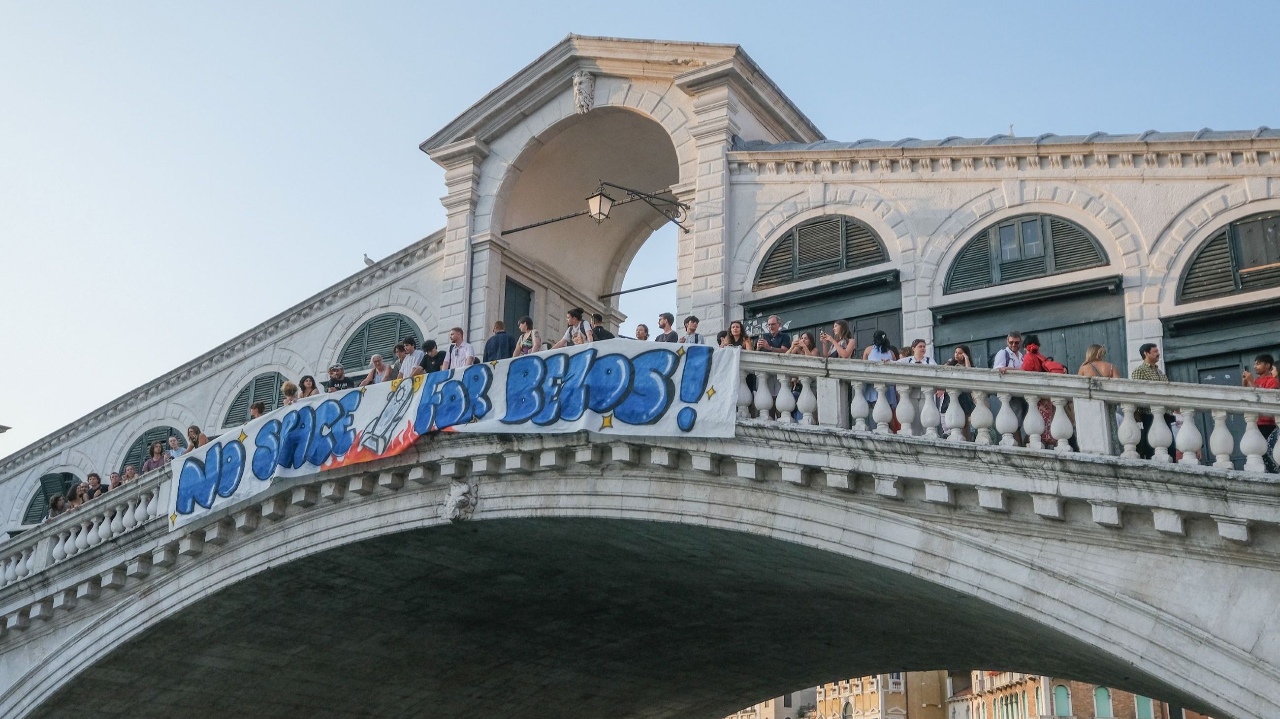 Il manifesto posto sul Ponte di Rialto dagli attivisti del gruppo No space for Bezos
Credit: Getty Images