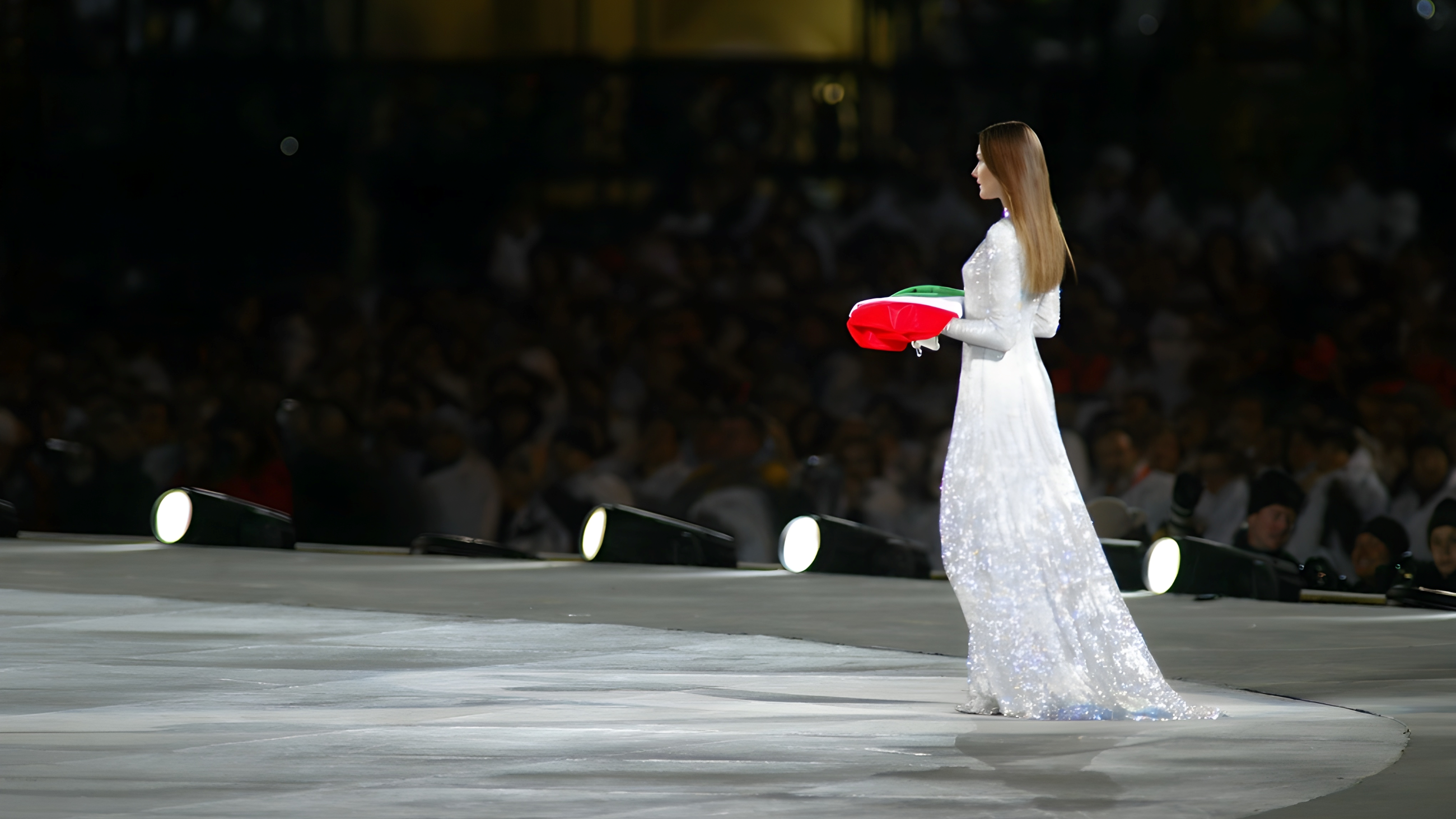 Carla Bruni porta la bandiera italiana alla cerimonia d’apertura delle Olimpiadi Invernali di Torino del 2006 
Credit: Getty Images