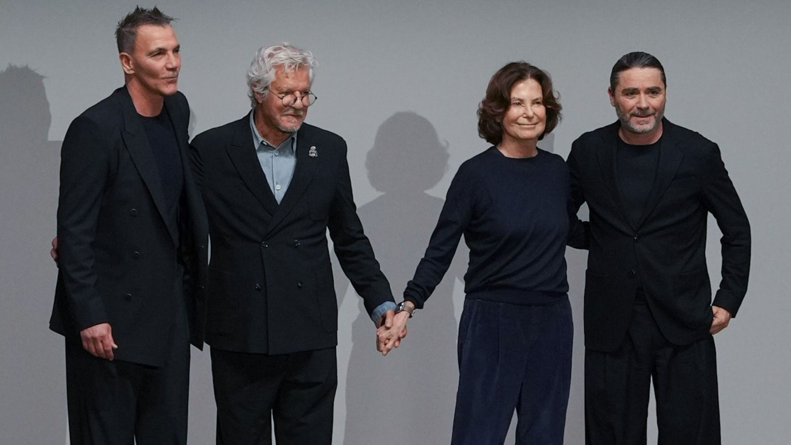 Silvana Armani e Leo Dell’Orco in conclusione della sfilata Emporio Armani FW26-27 - Credits Launchmetrics.com/Spotlight 