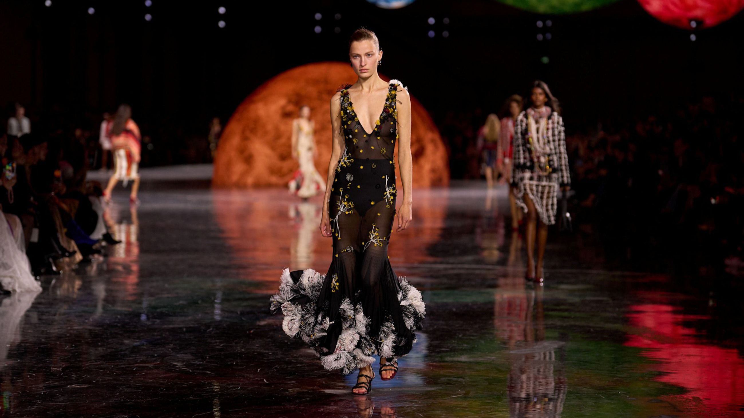 Un abito sottoveste ricamato è protagonista nella sfilata Prêt-à-Porter Primavera/Estate 2026 di Chanel - Credits: Launchmetrics.com/Spotlight