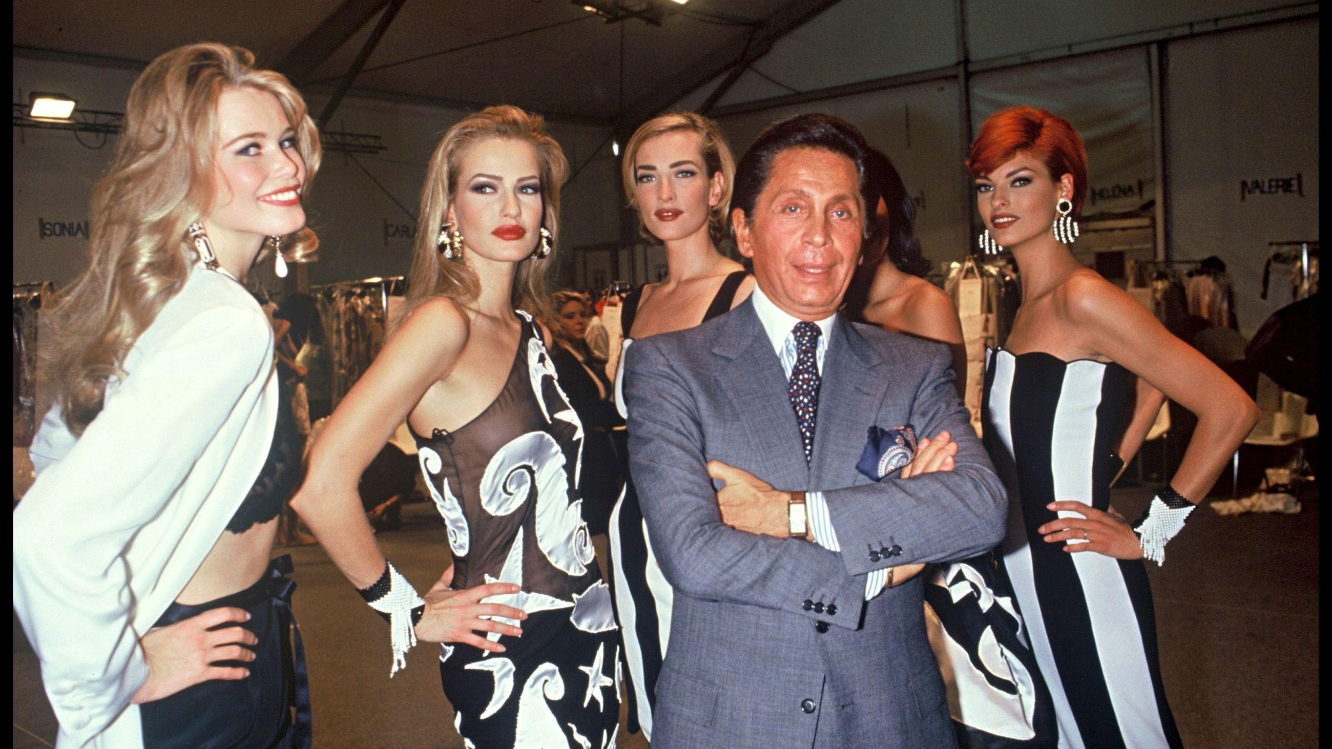Valentino Garavani con le sue modelle Claudia Schiffer, Karen Mulder e Linda Evangelista nel backstage del fashion show per la Primavera/Estate 1992 a Parigi - Credits Getty Images