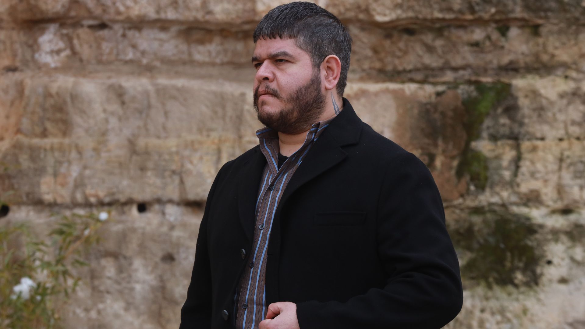 Burak Safak (Kadir) in una scena di Far away