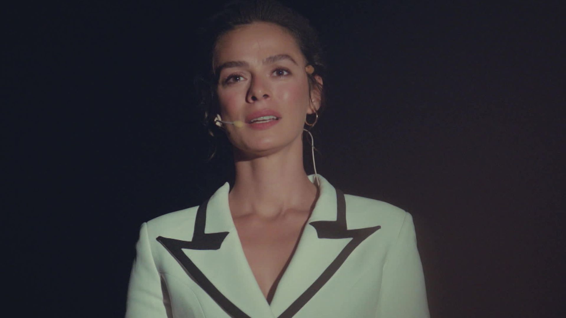 Ozge Ozpirincci (Bahar) in una scena de La forza di una donna 3