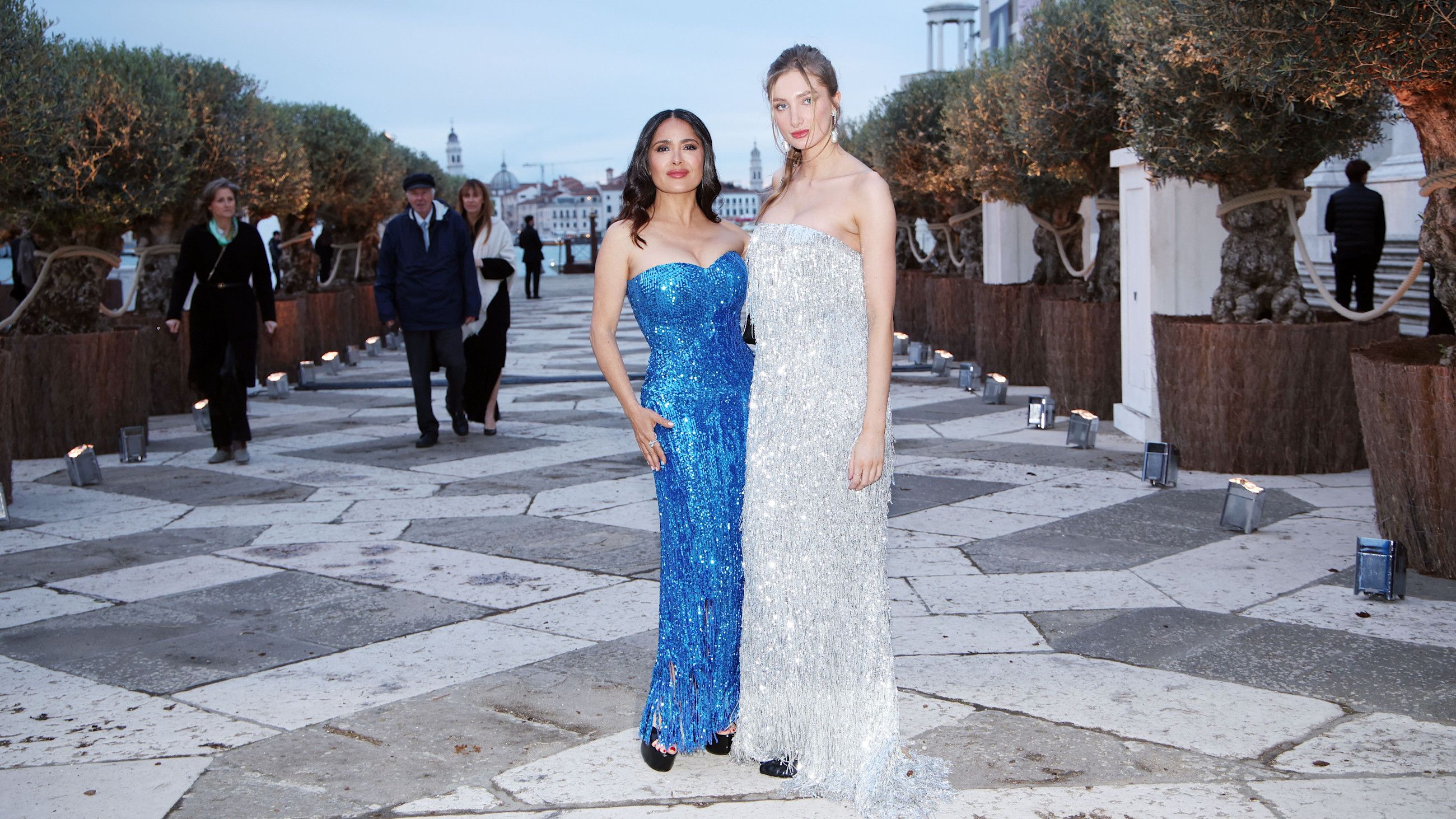 Salma Hayek e Mathilde Pinault partecipano al photocall della Fondazione Cini, Isola di San Giorgio, in occasione della 60ª Biennale d’Arte 2024, presso la Fondazione Cini, il 17 aprile 2024 a Venezia, Italia - Credits: Getty Images 