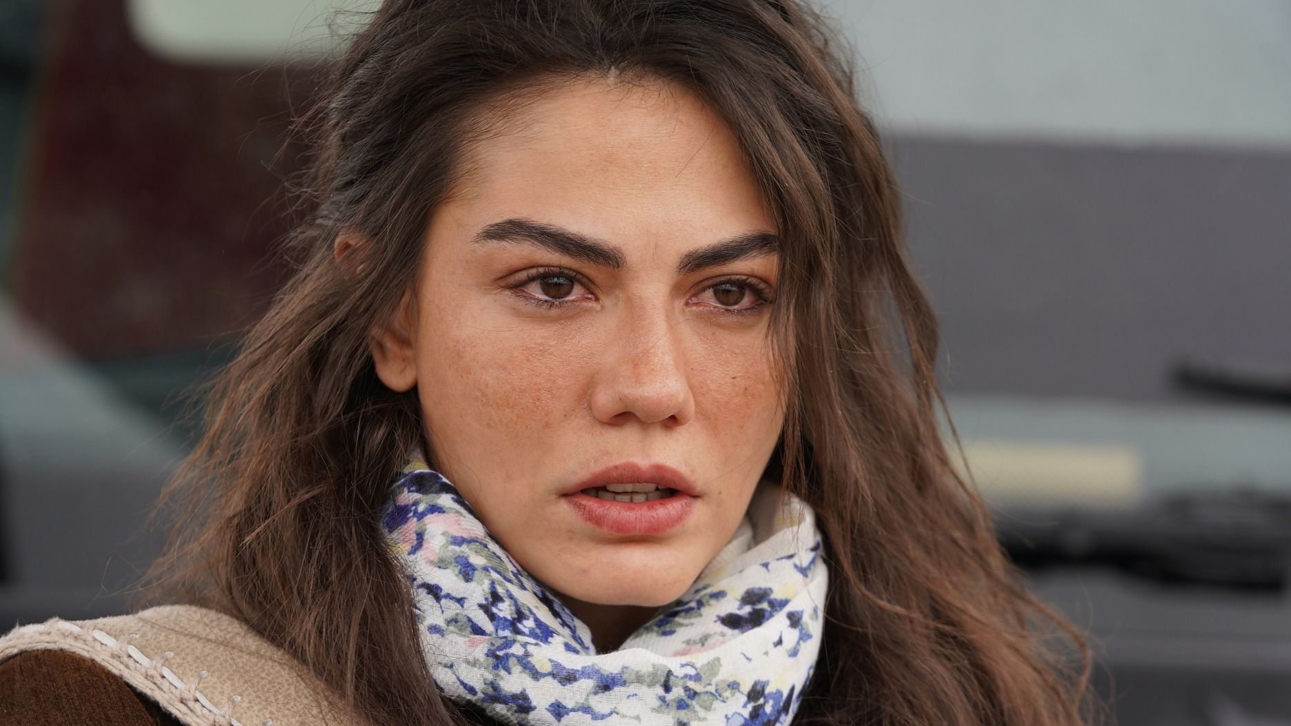 Farah (Demet Ozdemir) in una scena di Io sono Farah