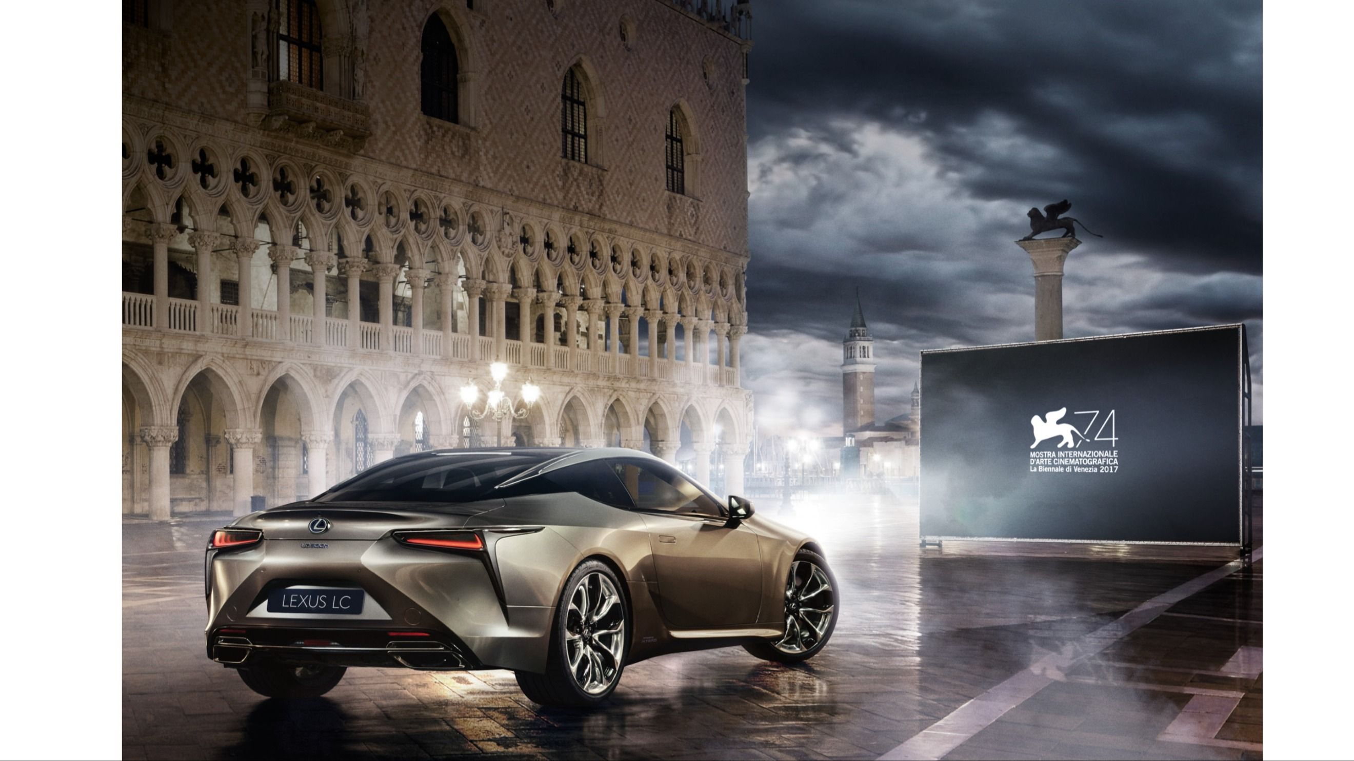 La Lexus LC a Venezia in occasione della 74ª Mostra Internazionale d’Arte Cinematografica, nel 2017: la prima collaborazione ufficiale del brand con il Festival. (Crediti: Lexus Italia) 