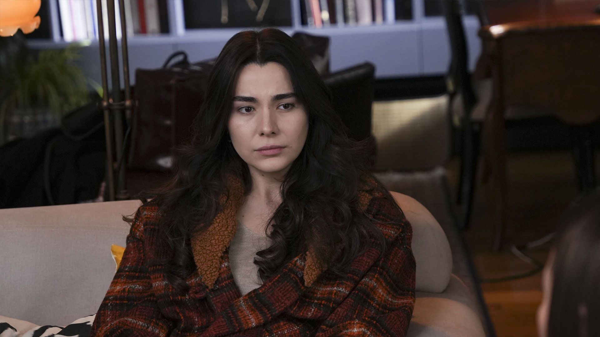 Feyza Sevil Güngör (Oylum Yenersoy) in una scena di Tradimento