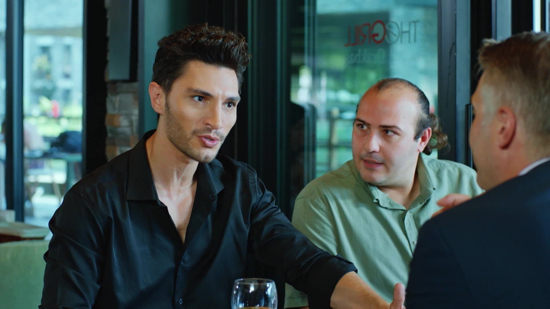 Ozan in una scena di Love, Reason, Get even