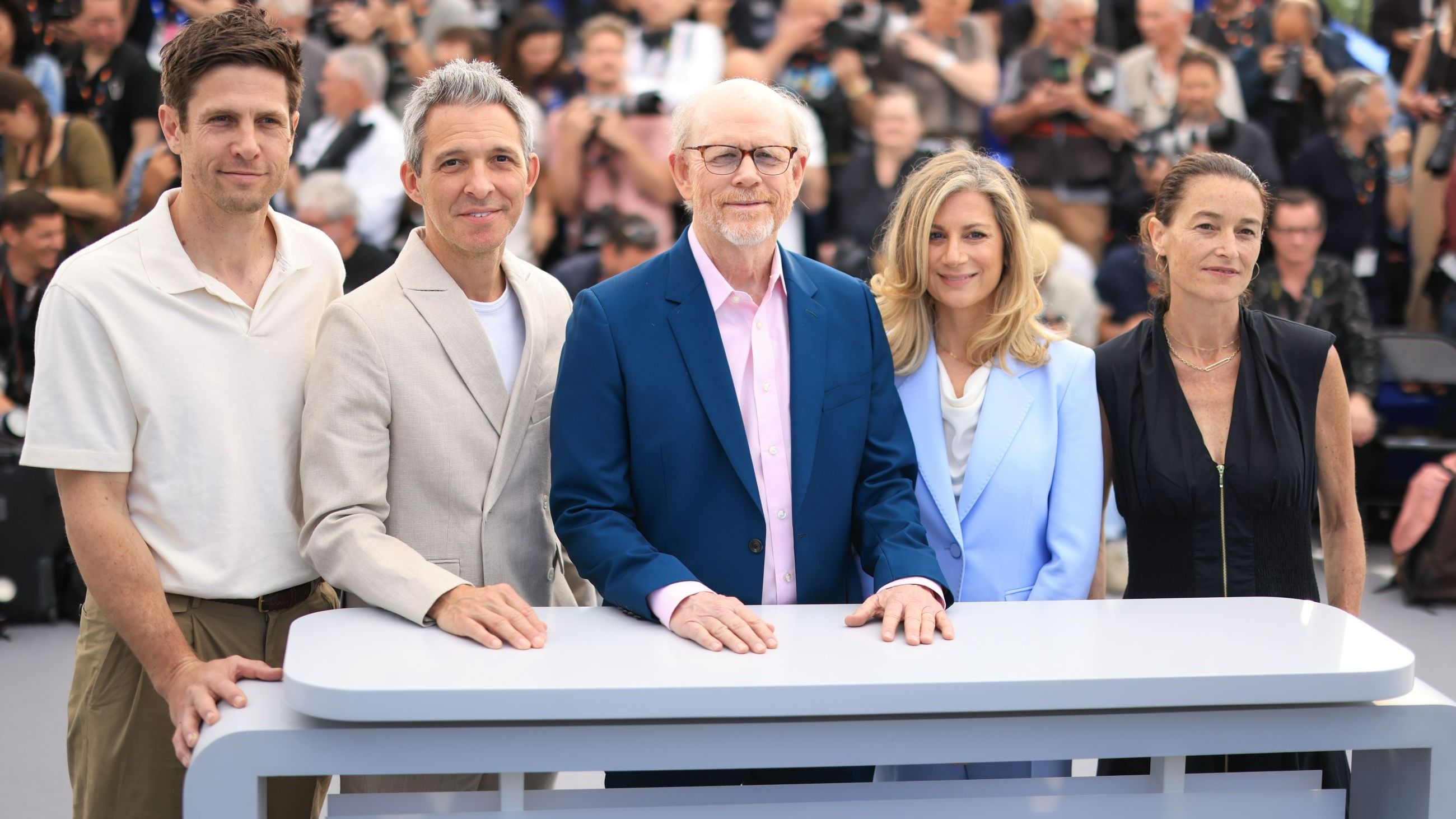 Christopher St. John, Justin Wilkes, Ron Howard, Sara Bernstein e Dallas Brennan Rexer posano durante il photocall di "Avedon" al 79° Festival di Cannes, 2026 - Credits Getty Images