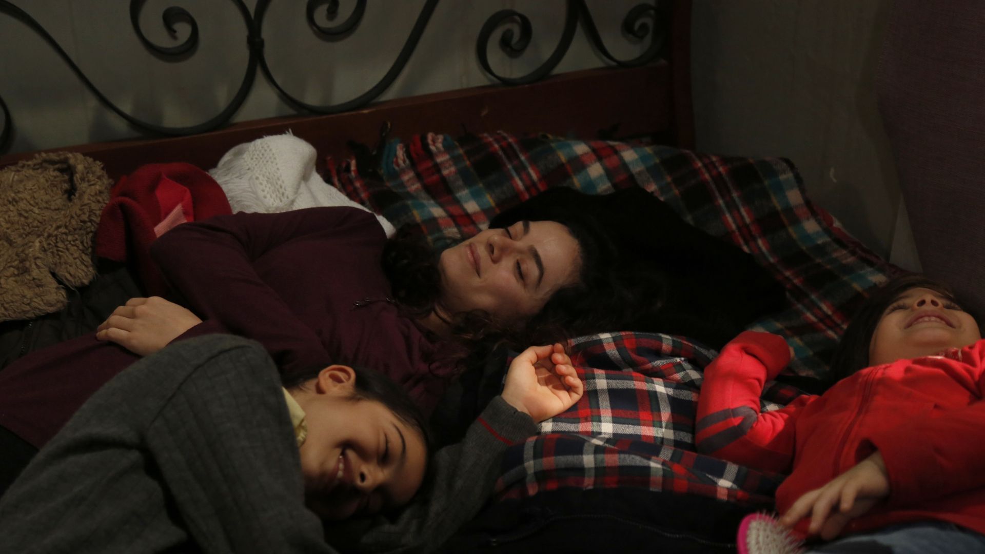 Ali Semi Sefil (Doruk Cesmeli), Ozge Ozpirinci (Bahar Cesmeli) e Kubra Suzgun (Nisan Cesmeli) in una scena de La forza di una donna 2