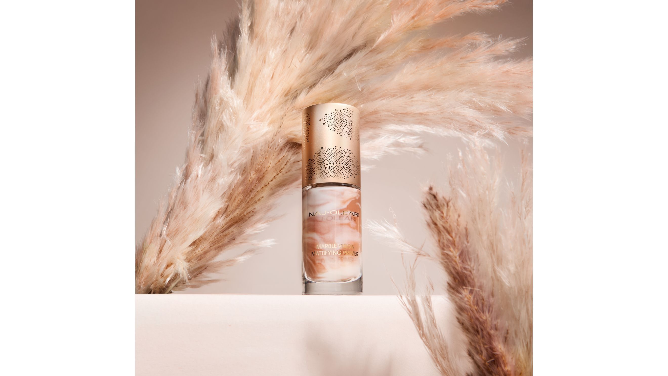 Marble Vision Mattifying Primer è un fluido leggero che permette di creare la base perfetta per il trucco
