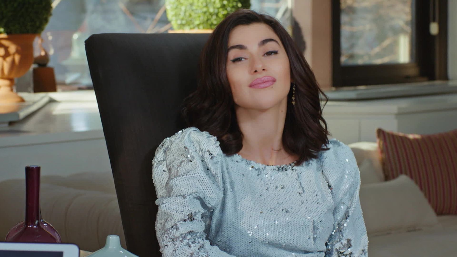 Nesrin Cavadzade (Sahika) in una scena di Forbidden Fruit 4