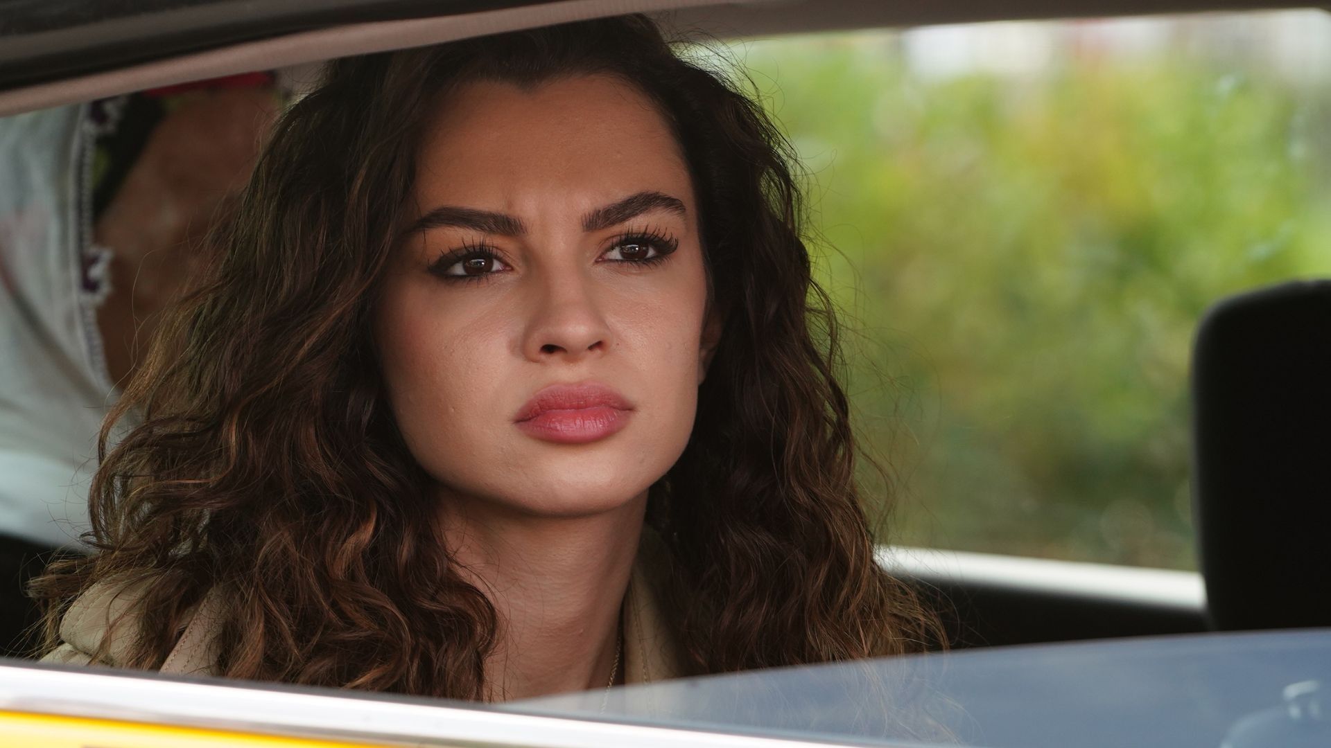 Su Burcu Yazgi Coskun (Canfeza) in una scena di Racconto di una notte.