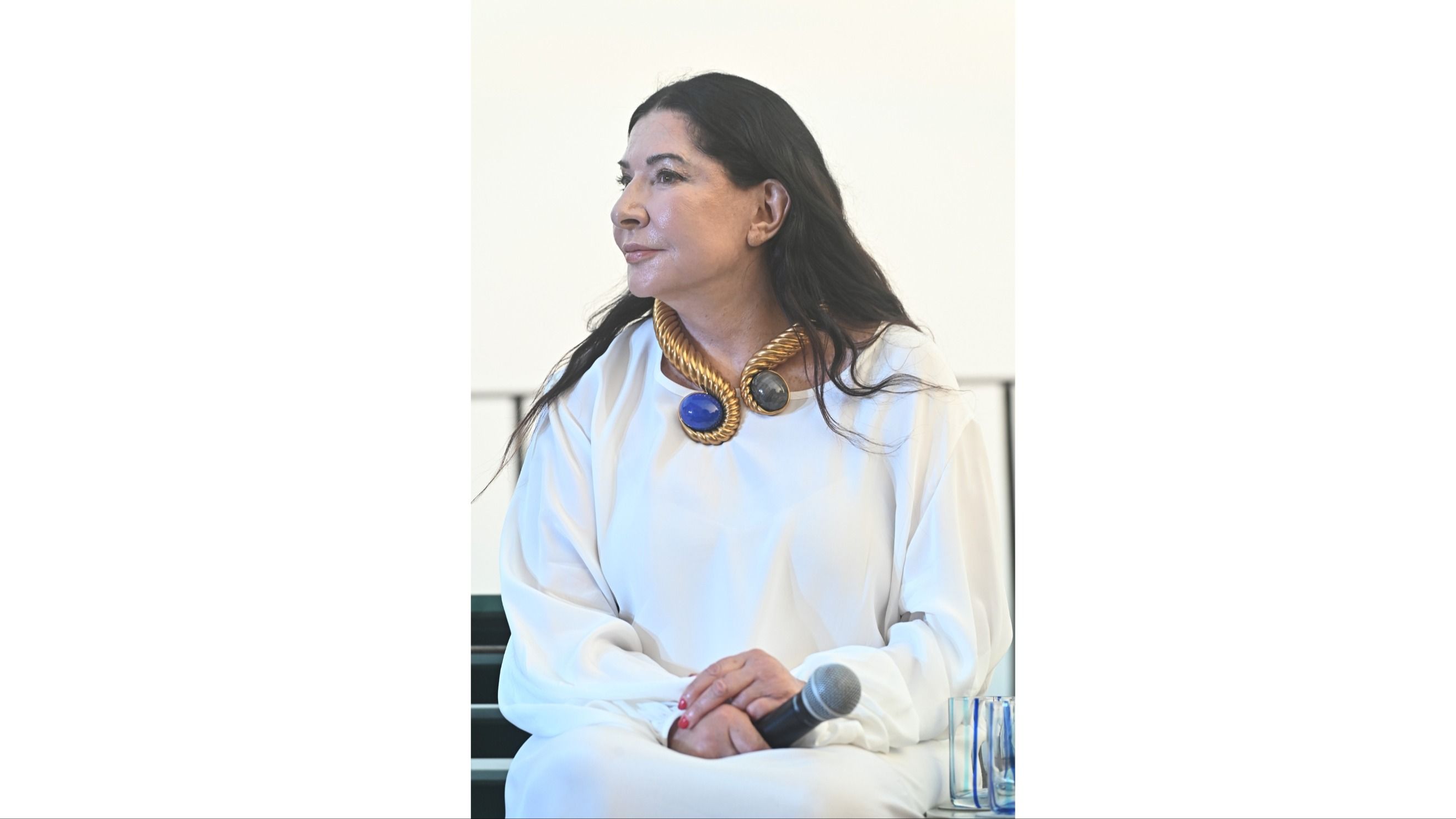 Marina Abramović indossa un prezioso collier realizzato da Chantecler Capri disegnato da lei e dal suo Stylist Andrea Lazzari 
Courtesy Press Office
