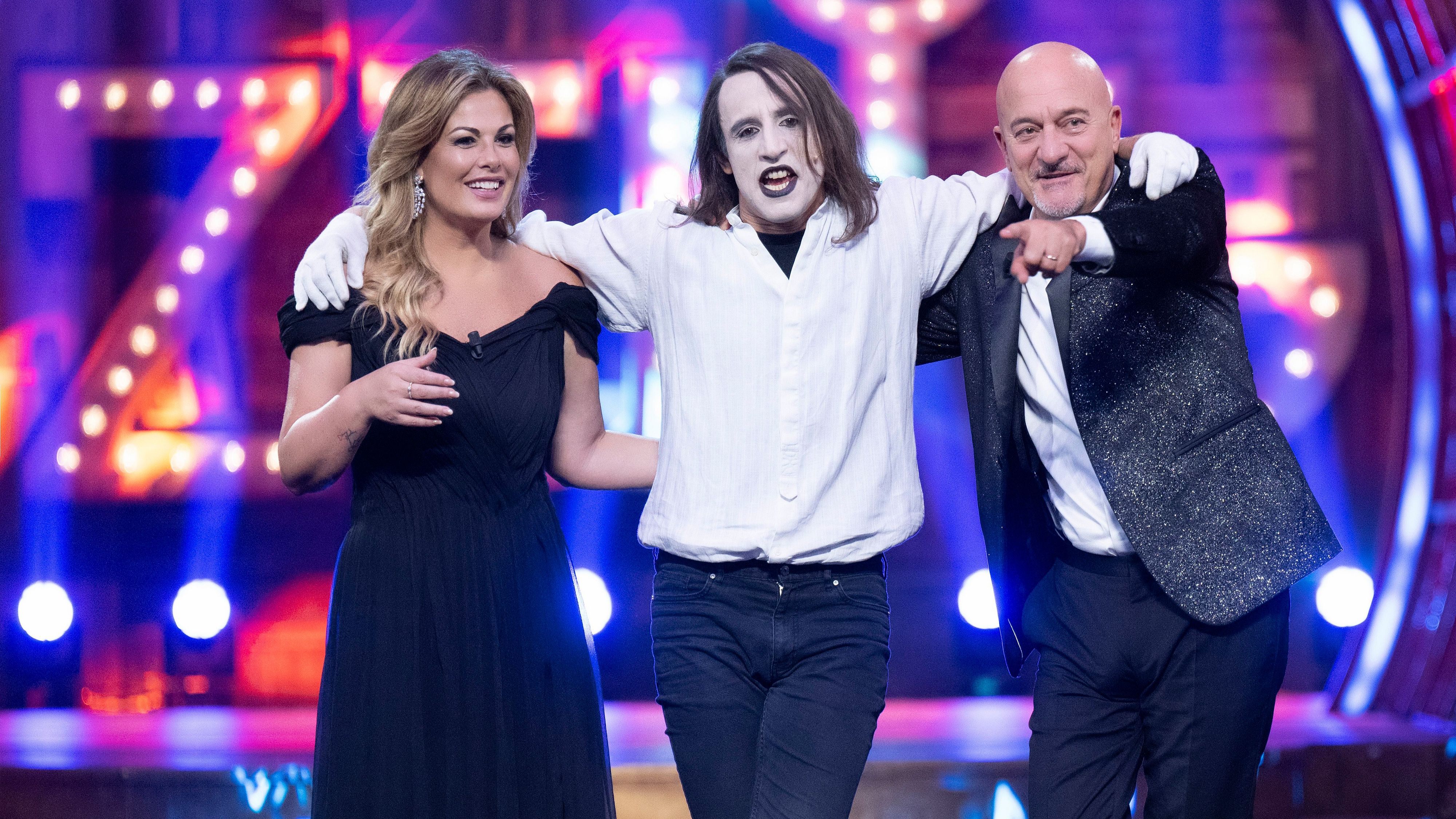 Claudio Bisio e Vanessa Incontrada sul palco di Zelig 2025