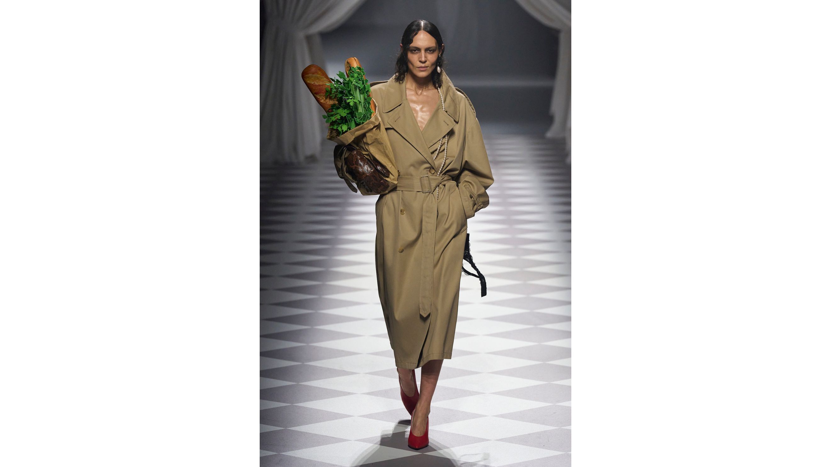 La borsa baguette della FW25 di Moschino - Credits: Launchmetrics.com/Spotlight