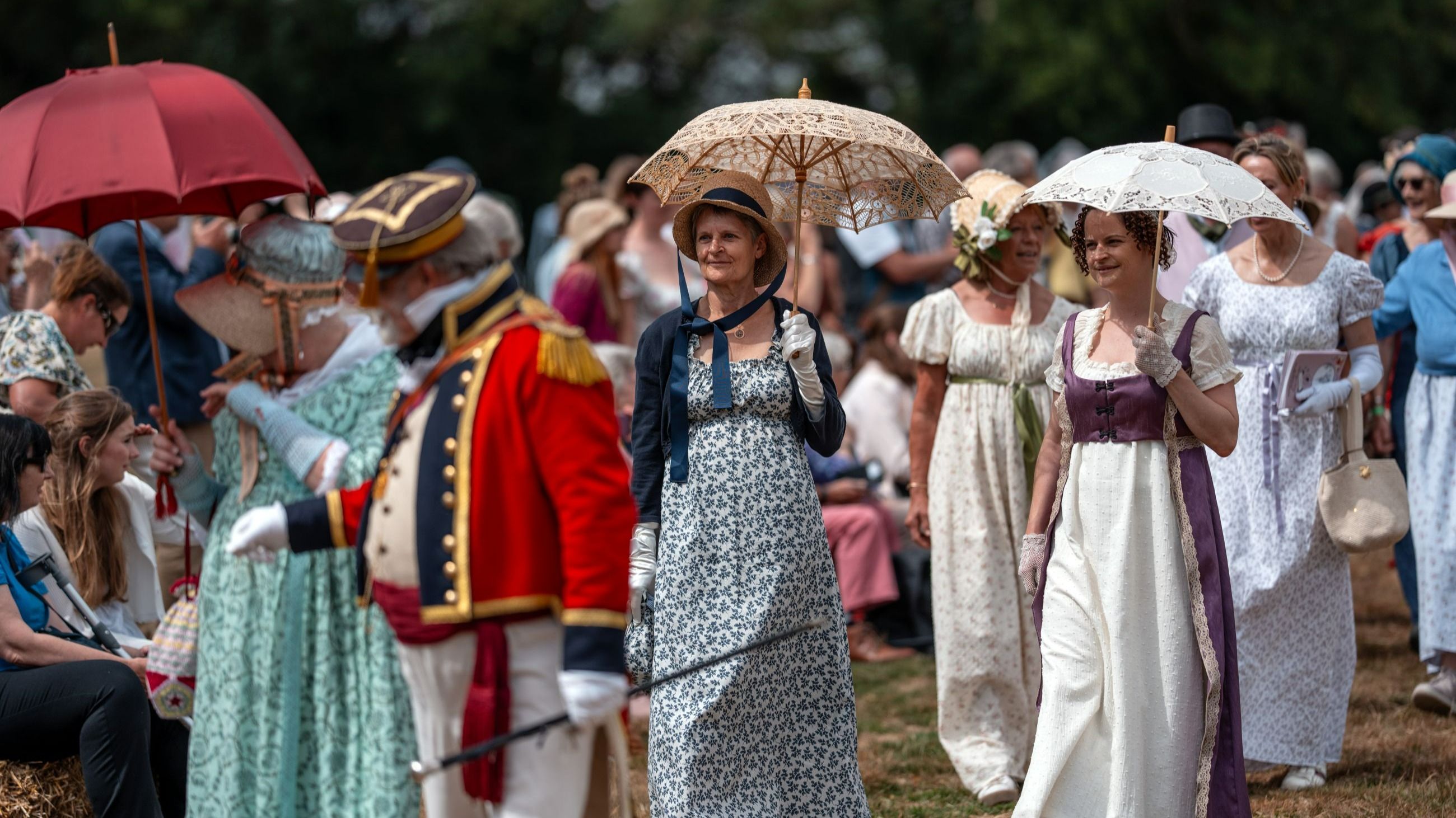 Le persone in costume d’epoca prendono parte a una parata alla Jane Austen Regency Country Fair, in occasione del 250º anniversario della nascita di Jane Austen, nell’Hampshire.
Credits: Getty Images