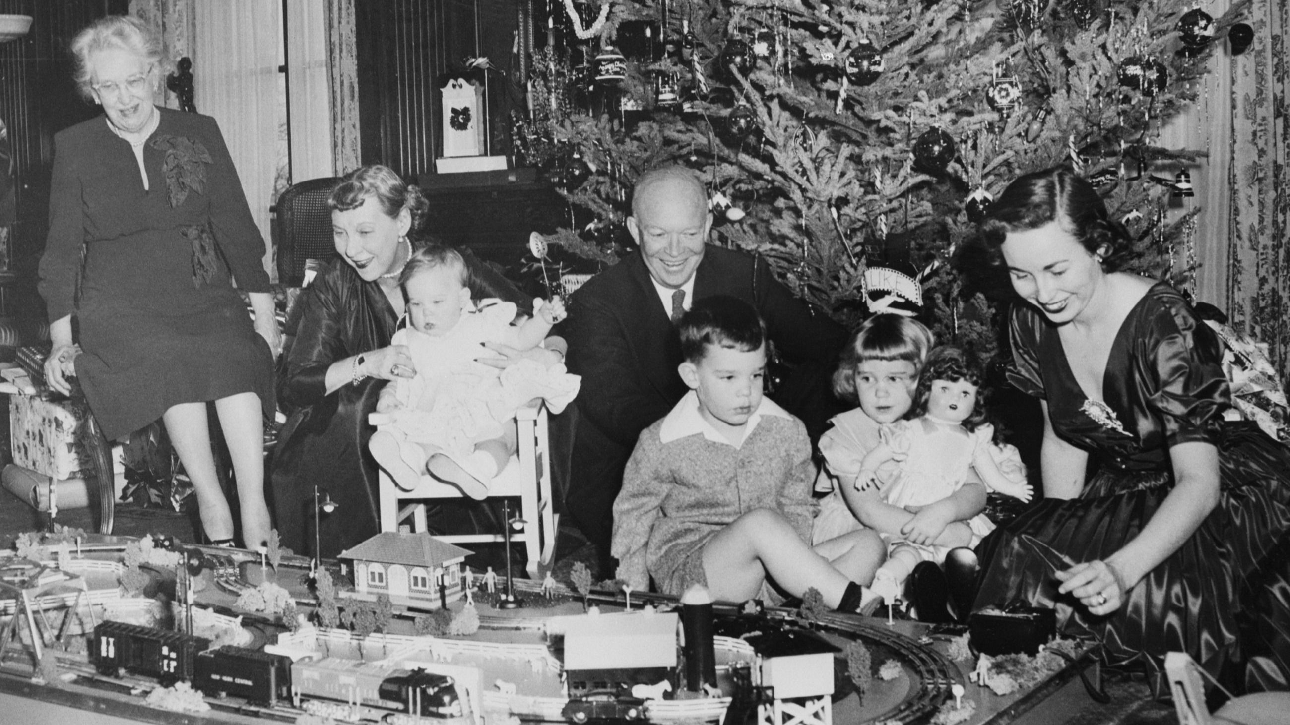 Riuniti attorno al trenino giocattolo, il presidente eletto e la sua famiglia, mentre la nuora, la signora John Eisenhower, aziona l'interruttore, 1952 - Credits Getty Images 