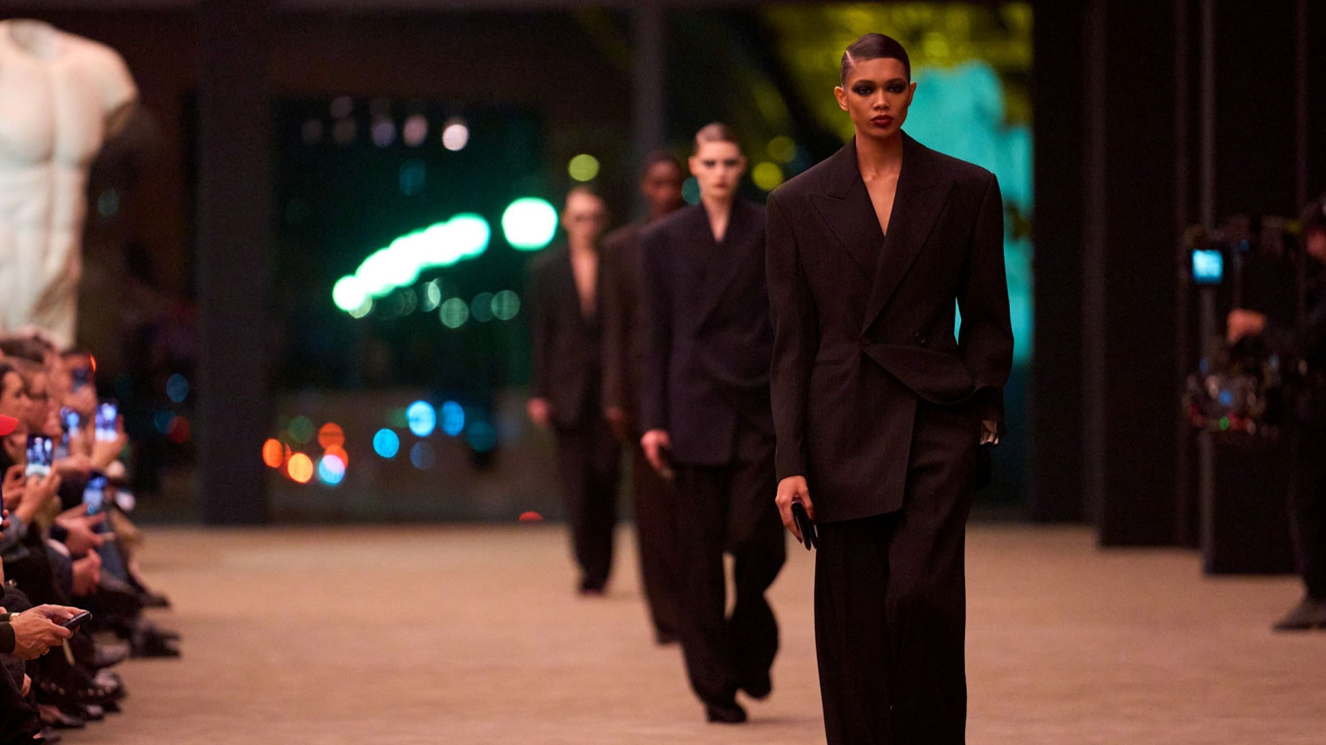 In passerella, la collezione Saint Laurent FW26-27 by Anthony Vaccarello. Qui, un susseguirsi di tailleur dal taglio maschile, tra le icone del marchio francese - Credits: Launchmetrics.com/Spotlight