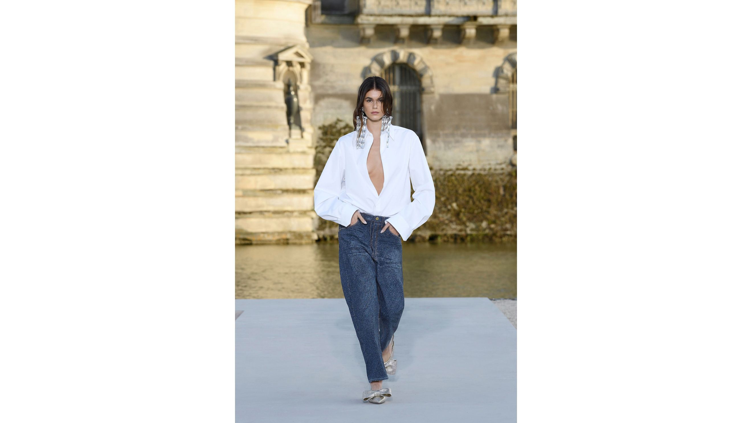 Il look di apertura della collezione Haute Couture Fall Winter 2023 di Valentino - Credits Launchmetrics