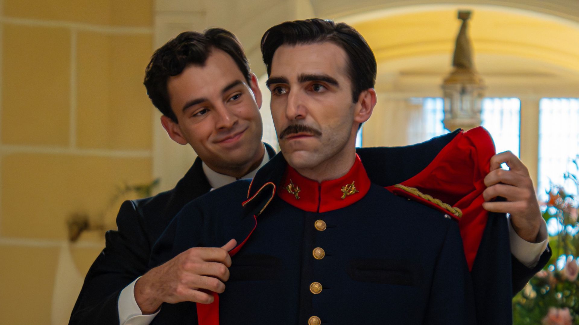 Guillermo Serrano (Lorenzo) e Xavi Lock (Curro) in una scena de La Promessa
