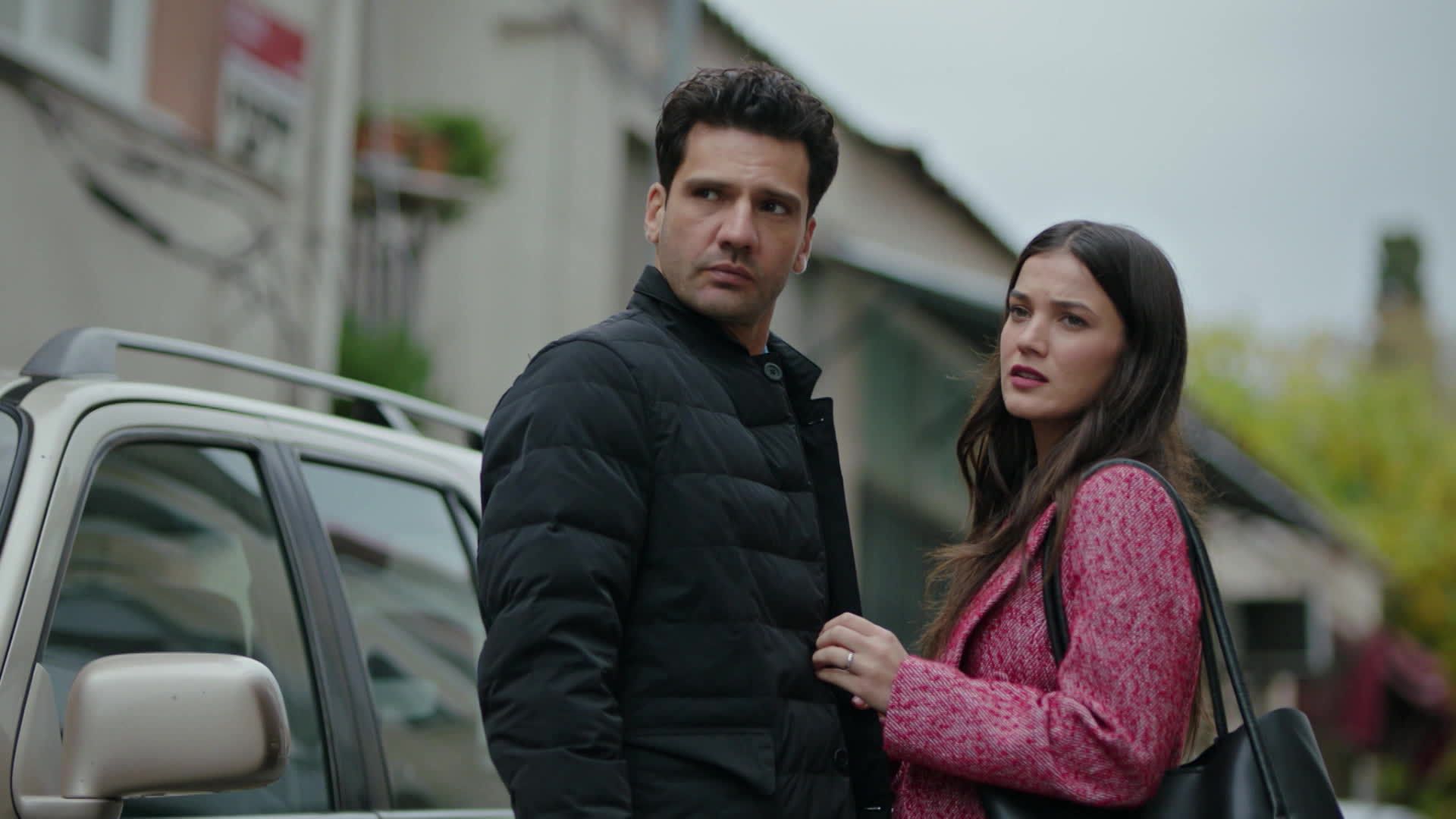 Pinar Deniz (Ceylin) e Kaan Urgancıoğlu (Ilgaz) in una scena di Segreti di famiglia