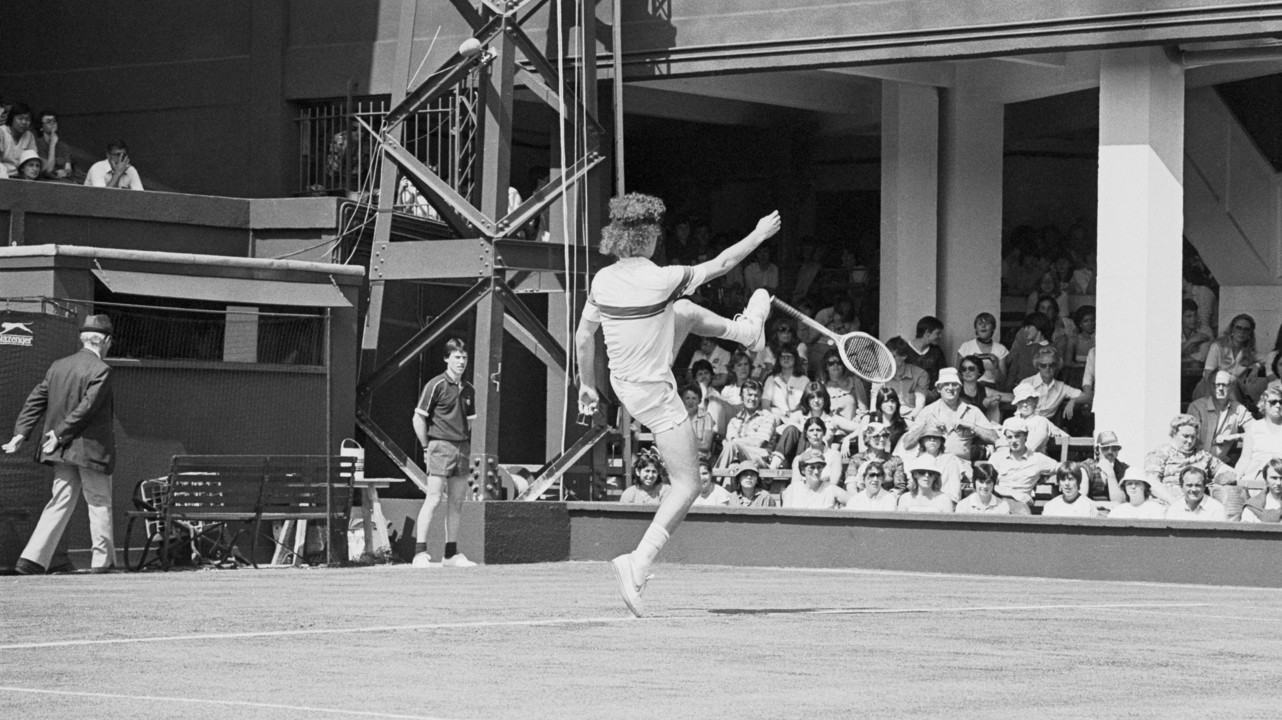 Il tennista John McEnroe lancia la sua racchetta in giro per il campo dopo aver discusso con l’arbitro durante una partita a Wimbledon - Credits: Getty Images