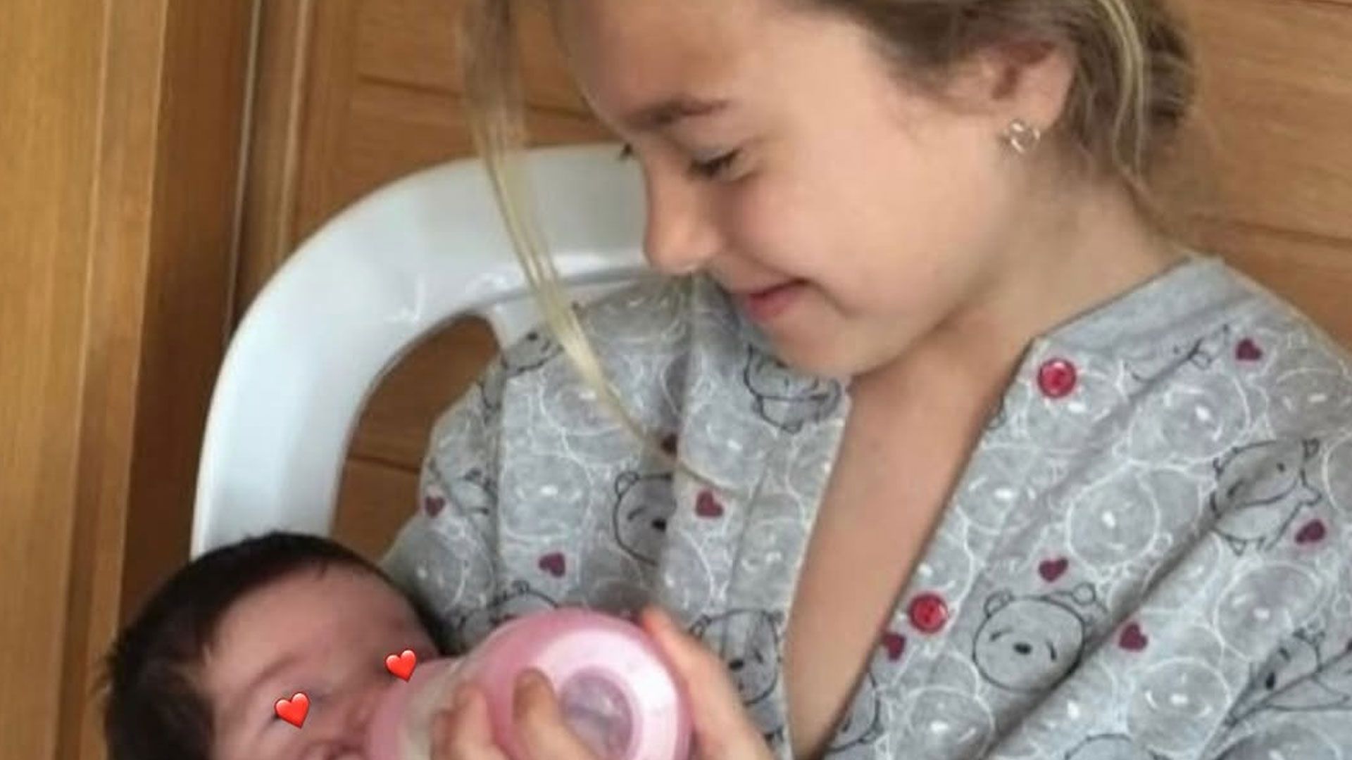 Chanel Totti tiene in braccio la sorella Isabel neonata mentre le dà il biberon | Instagram: @_chaneltotti