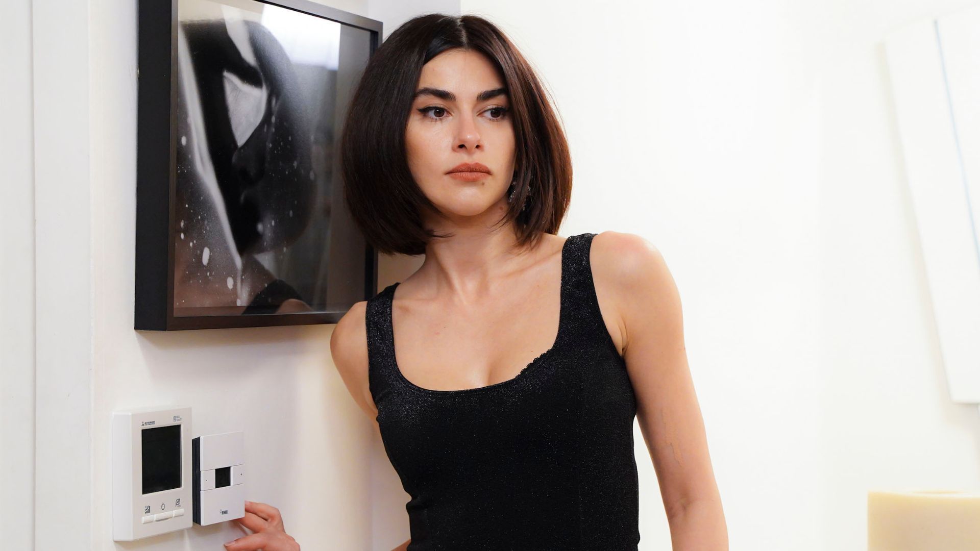 Nesrin Cavadzade (Sahika) in una scena di Forbidden Fruit