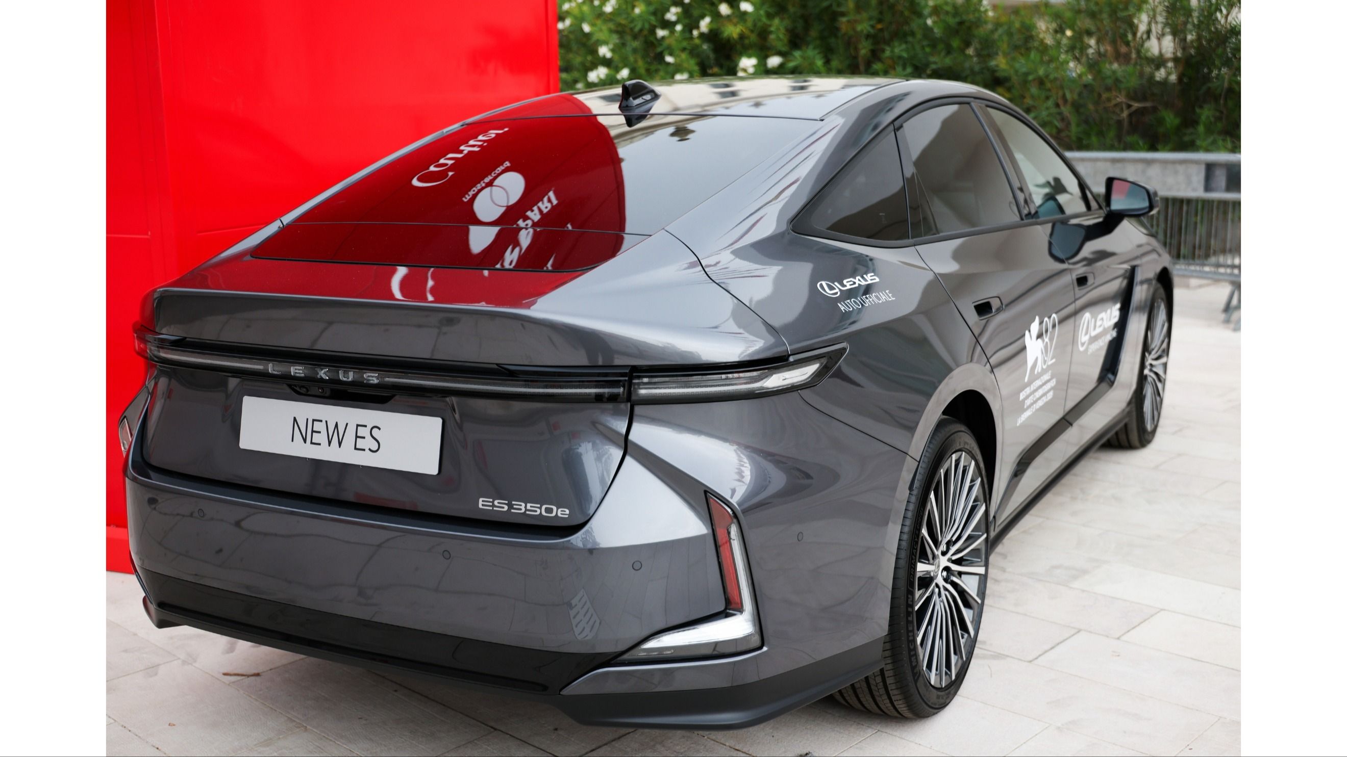 La nuova Lexus ES 350e, auto ufficiale della 82ª Mostra Internazionale d’Arte Cinematografica di Venezia, al Lido nel 2025. (Crediti: Lexus Italia) 