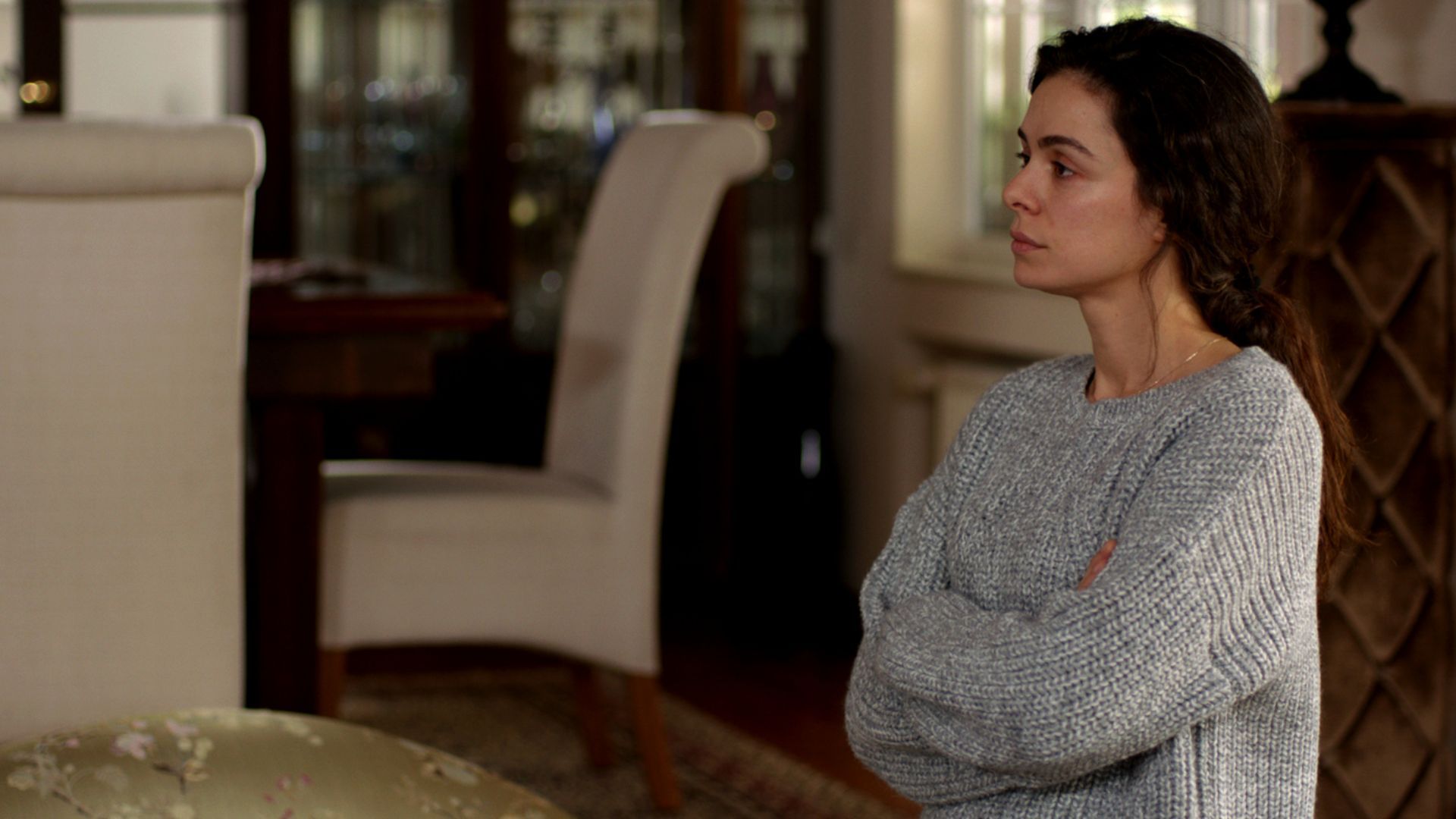 Ozge Ozpirincci (Bahar Cesmeli) in una scena de La forza di una donna 2