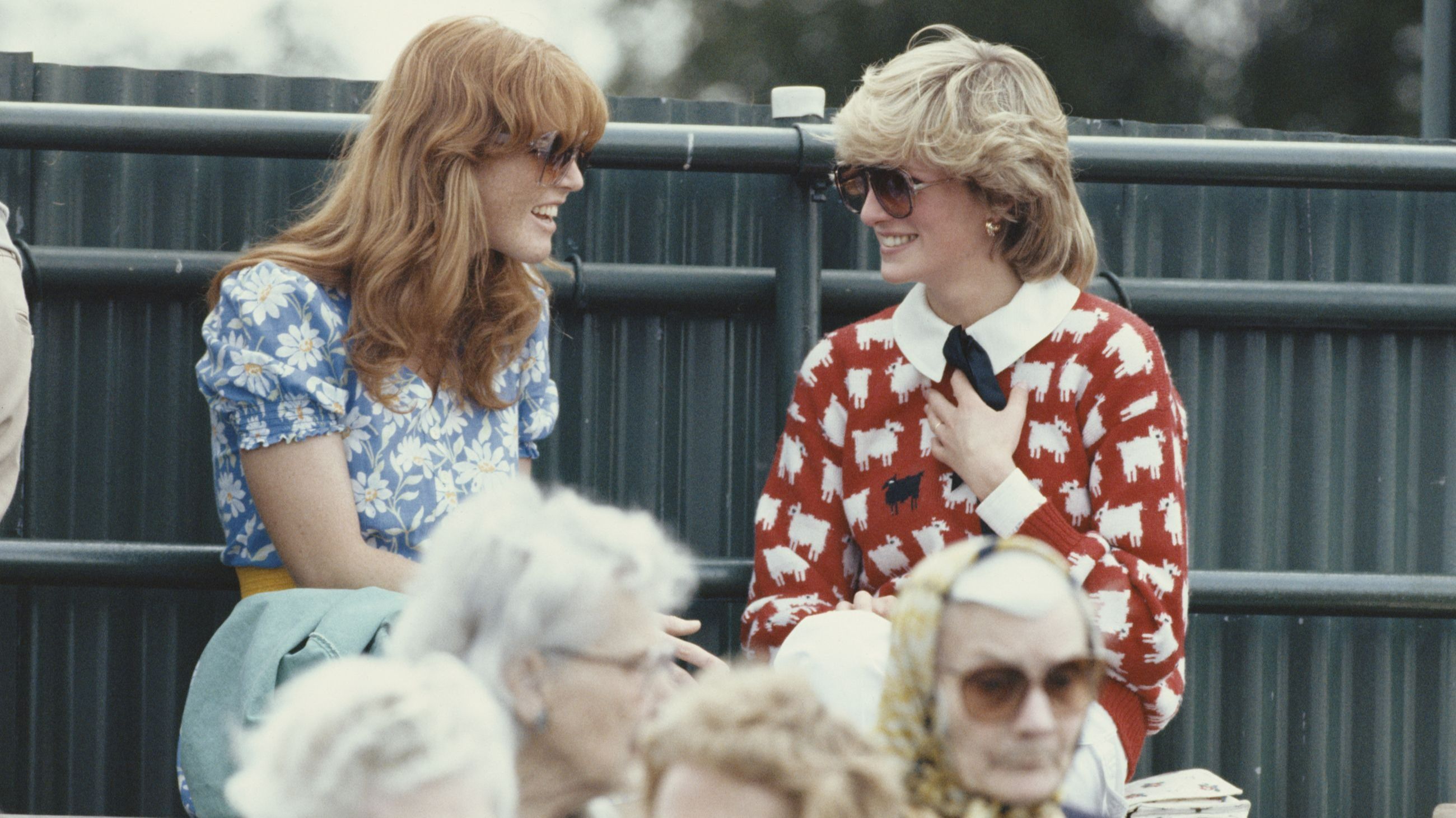 Diana, Principessa del Galles (1961-1997), con Sarah Ferguson al Guard’s Polo Club di Windsor, nel giugno 1983. La principessa indossa un maglione con un motivo a pecorelle, acquistato nel negozio londinese Warm And Wonderful - Credits: Getty Images