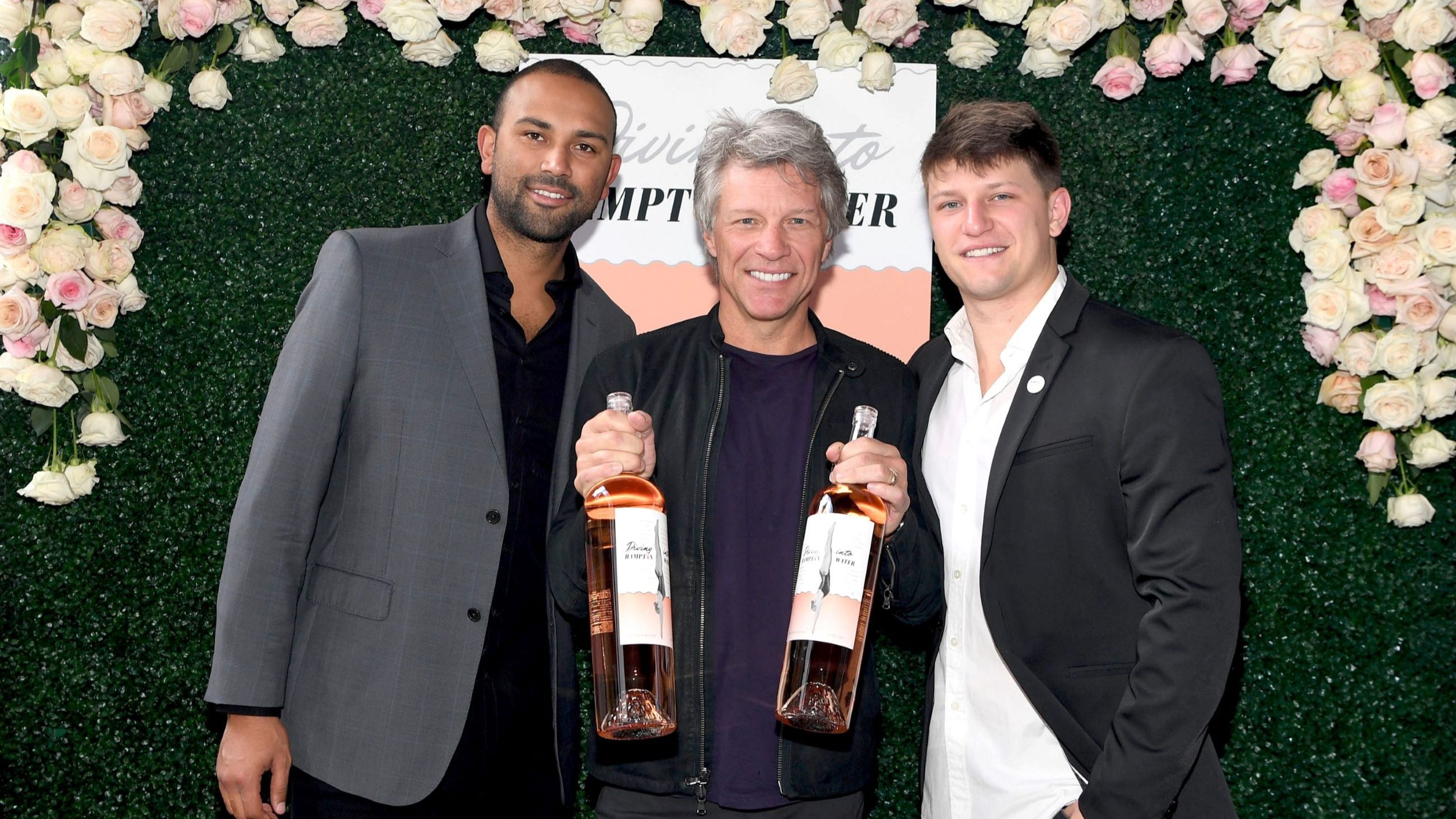 I fondatori della Hampton Water Wine Company, Jesse Bongiovi e Ali Thomas, insieme a Jon Bon Jovi, partecipano al brunch "Diving Into Hampton Water" Rosé presso lo Scotch 80 Prime al Palms Casino Resort, Las Vegas 2018
Credits: Getty Images