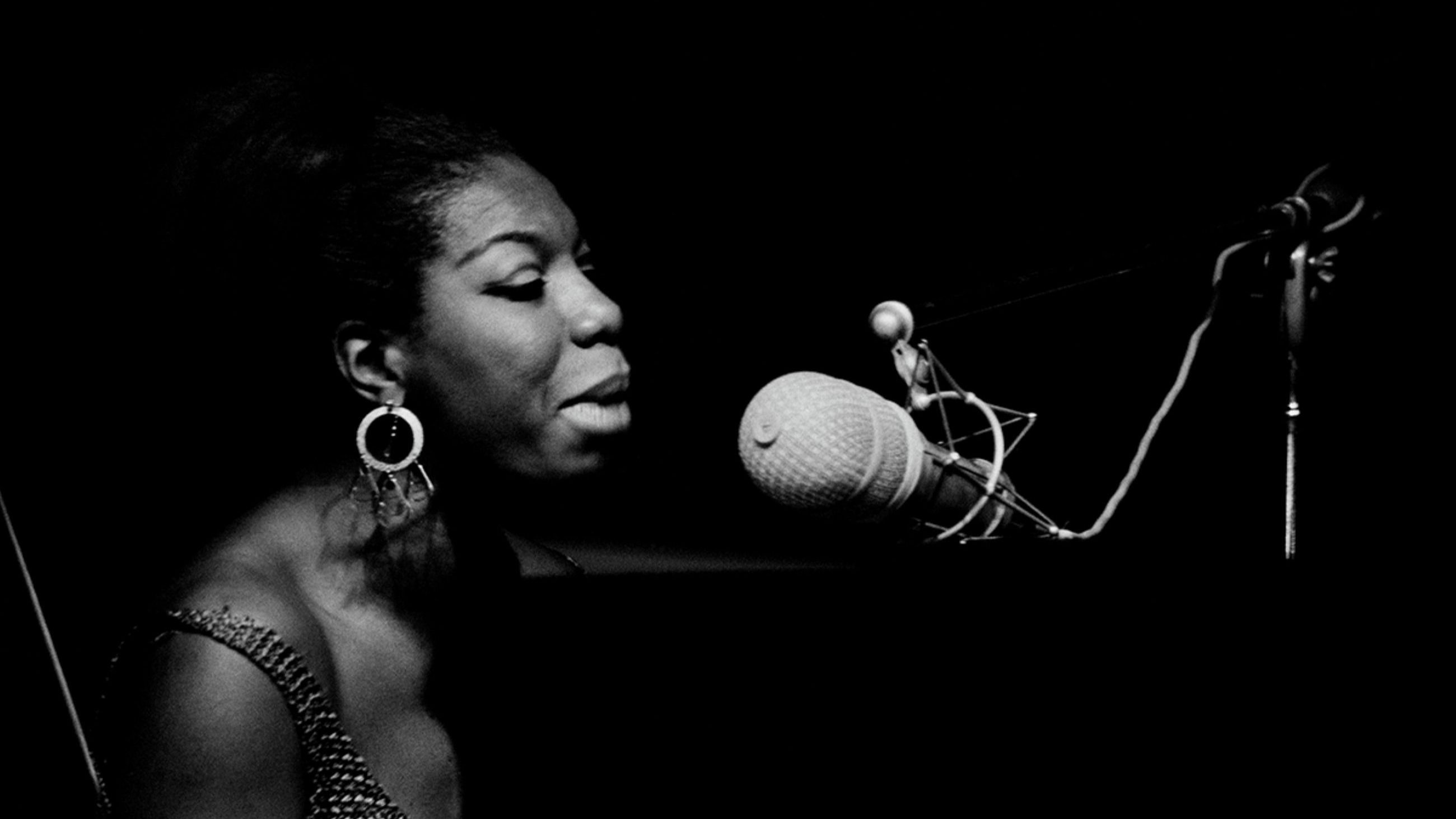 Nina Simone al Newport Jazz Festival, 1966. Fotografia di Joe Alper – Crediti: Joe Alper/Wall of Sound Gallery