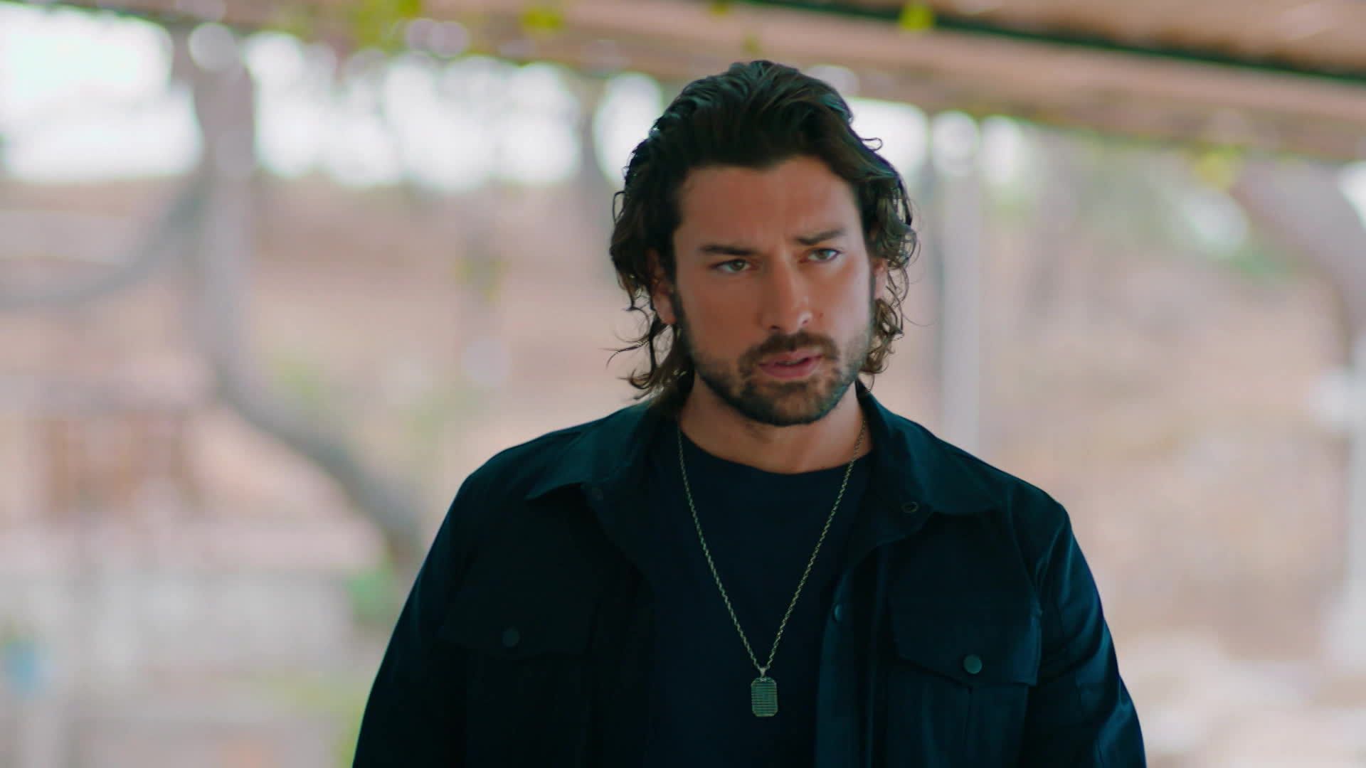 Alp Navruz (Poyraz) in una scena di Be my Sunshine
