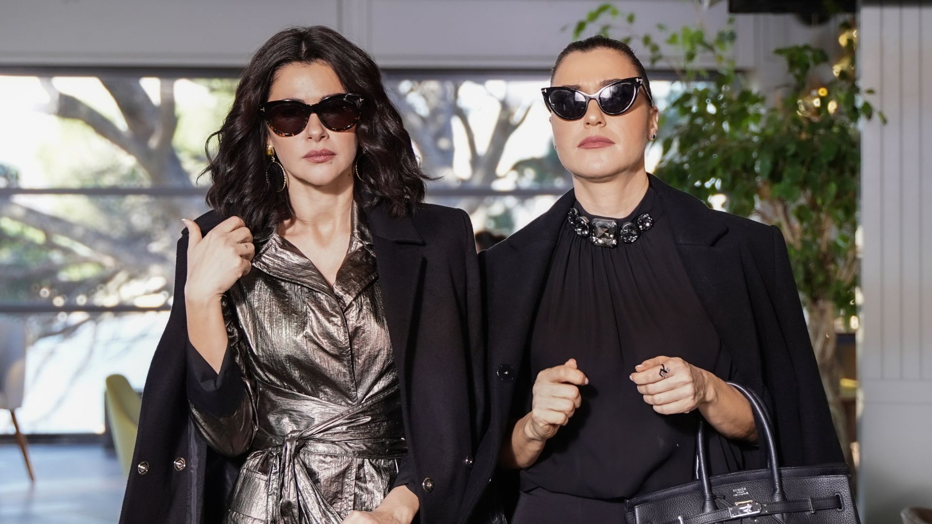 Nesrin Cavadzade (Sahika) e Sevval Sam (Ender) in una scena di Forbidden Fruit 4