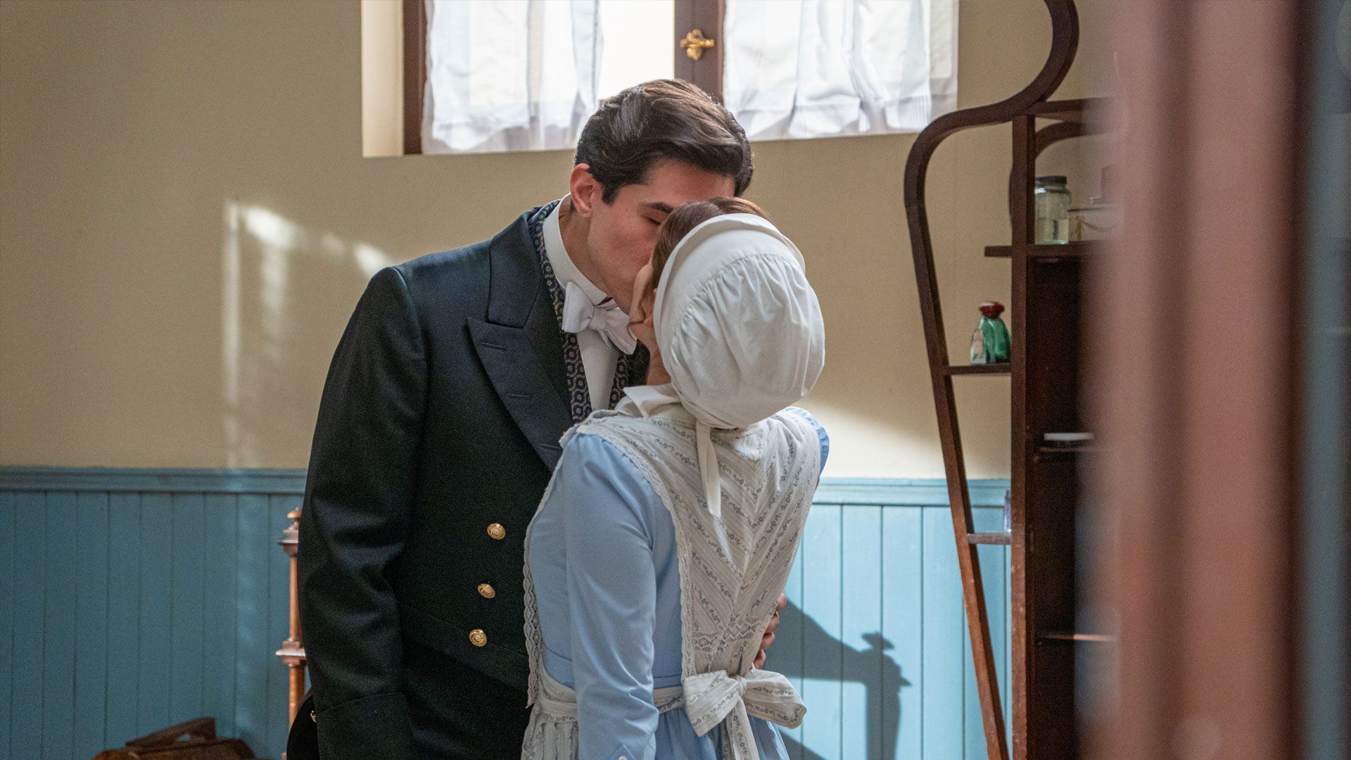 Mario Garcia (Salvador) e Sara Molina (Maria Fernandez) in una scena de La promessa