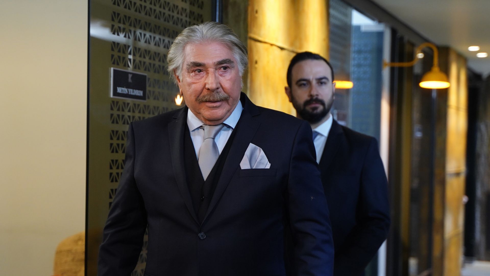 Erdal Oziagcilar (Hasan Ali) in una scena di Forbidden Fruit 4