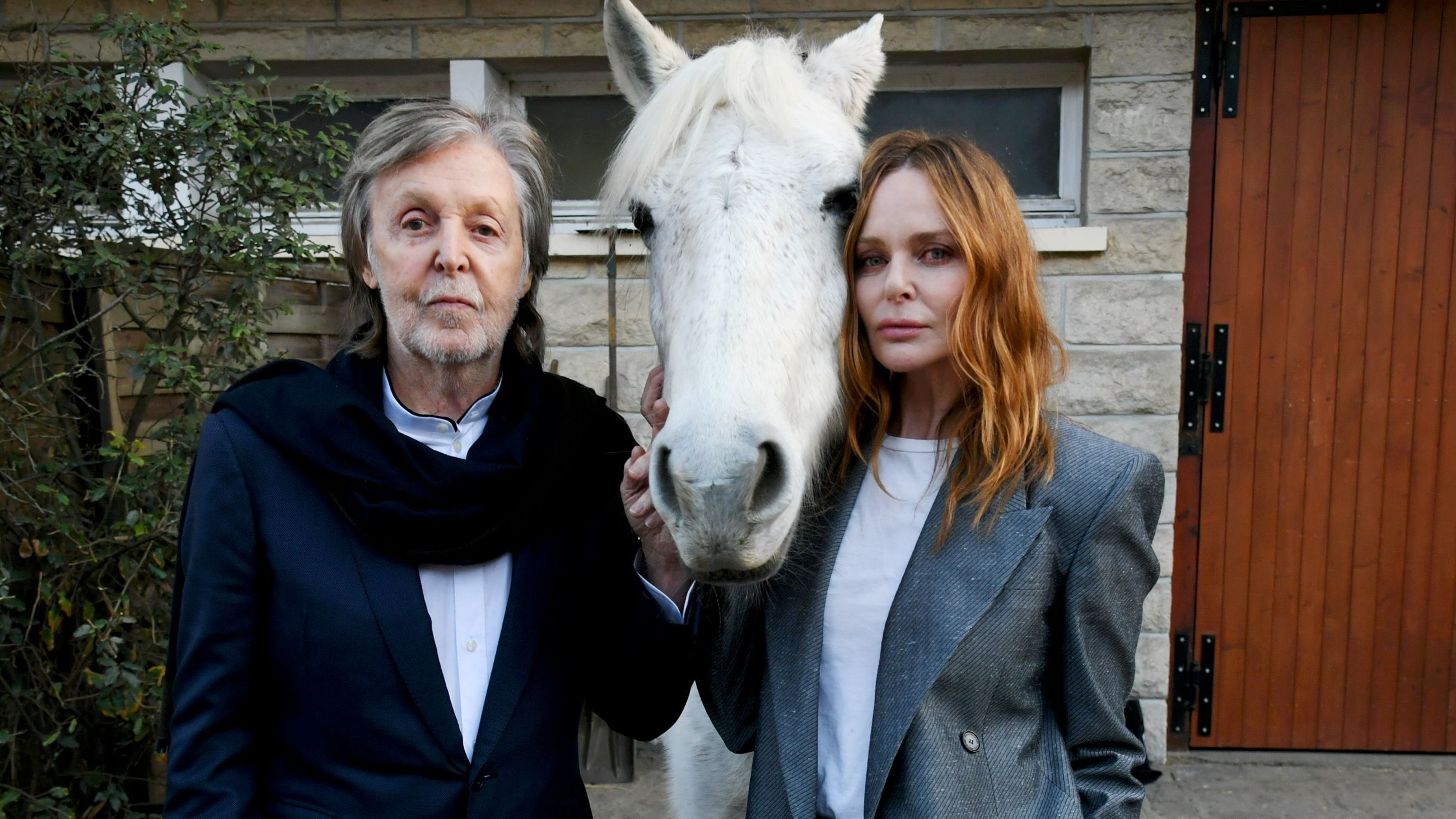 Paul McCartney e Stella McCartney posano nel backstage della sfilata Inverno/Primavera 2026 di Stella McCartney - Credits Getty Images