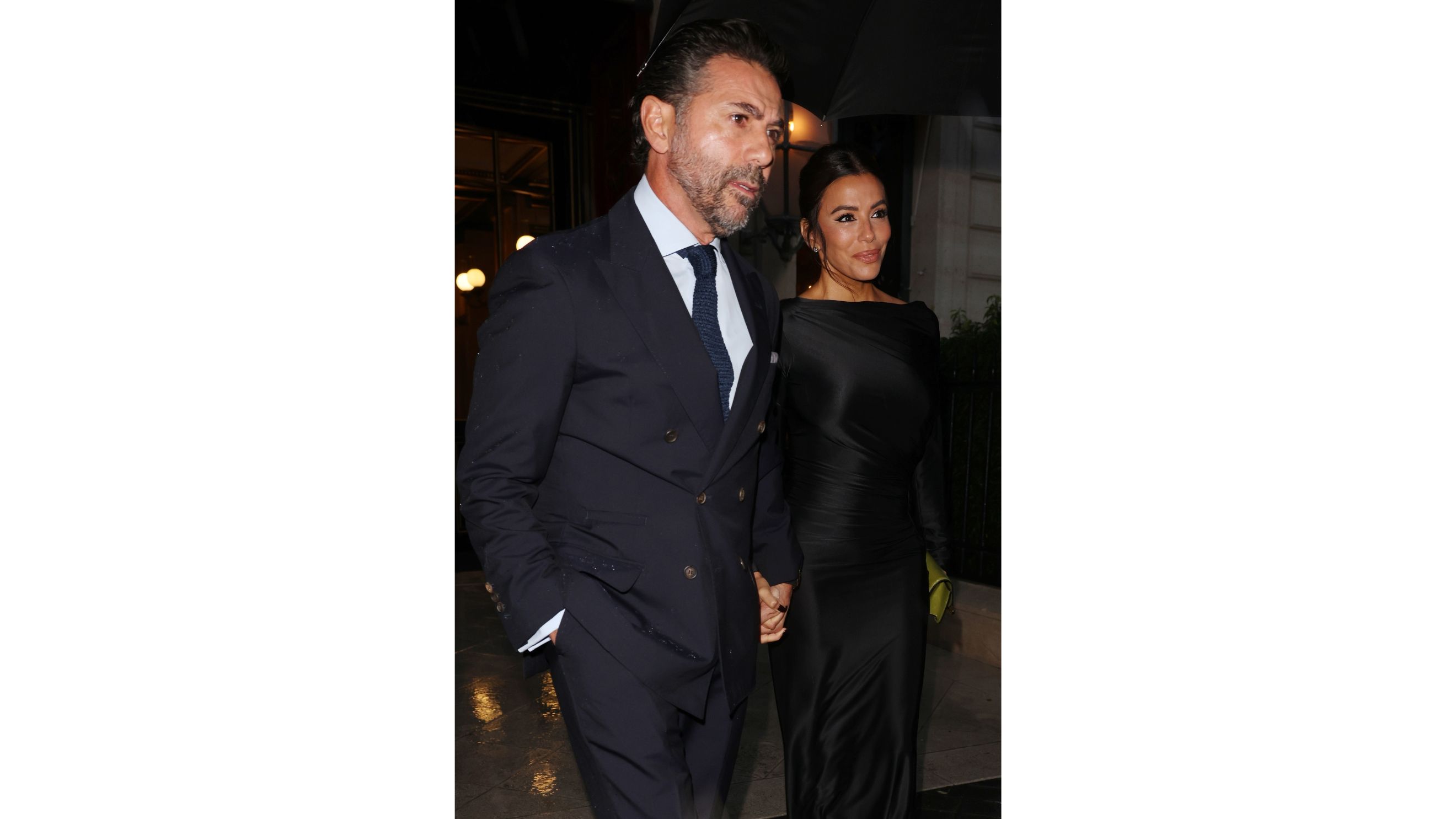 L'attrice Eva Longoria e il marito José Bastón verso la sfilata di Victoria Beckham; Paris Fashion Week, 3 ottobre 2025
Credits: Getty Images
